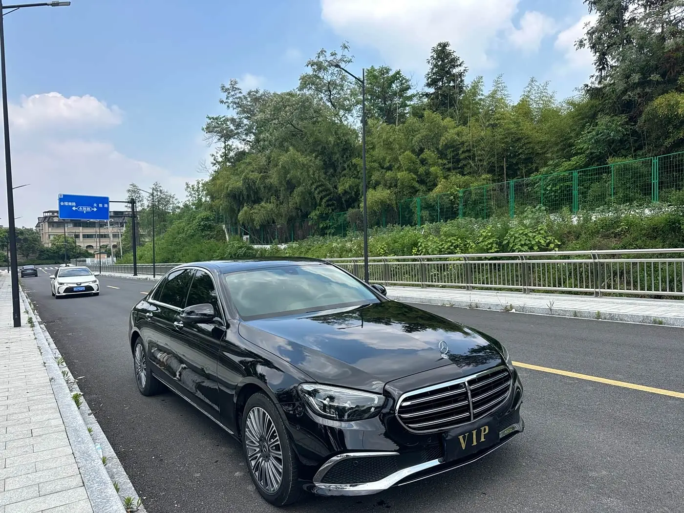 Mercedes-Benz E-Class 2023 — Photo 1/11