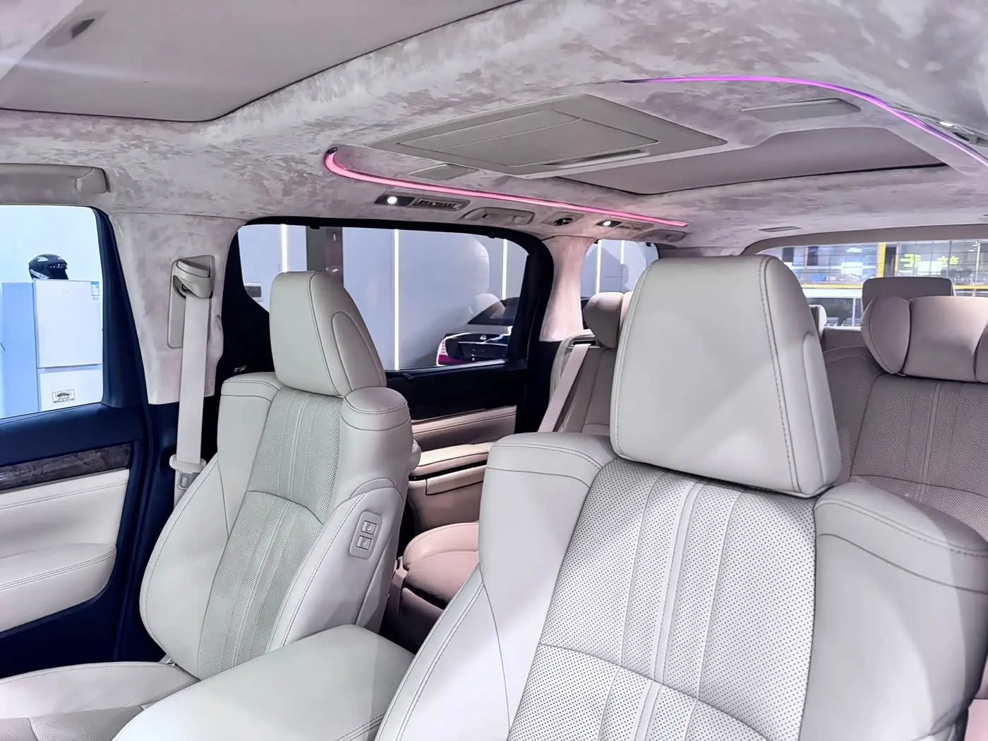 Toyota Alphard 2018 — Photo 9/10