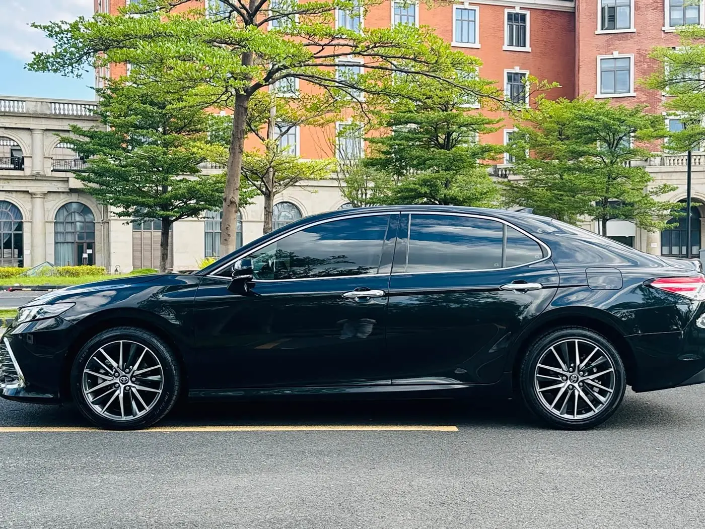Toyota Camry 2023 — Фото 4/20