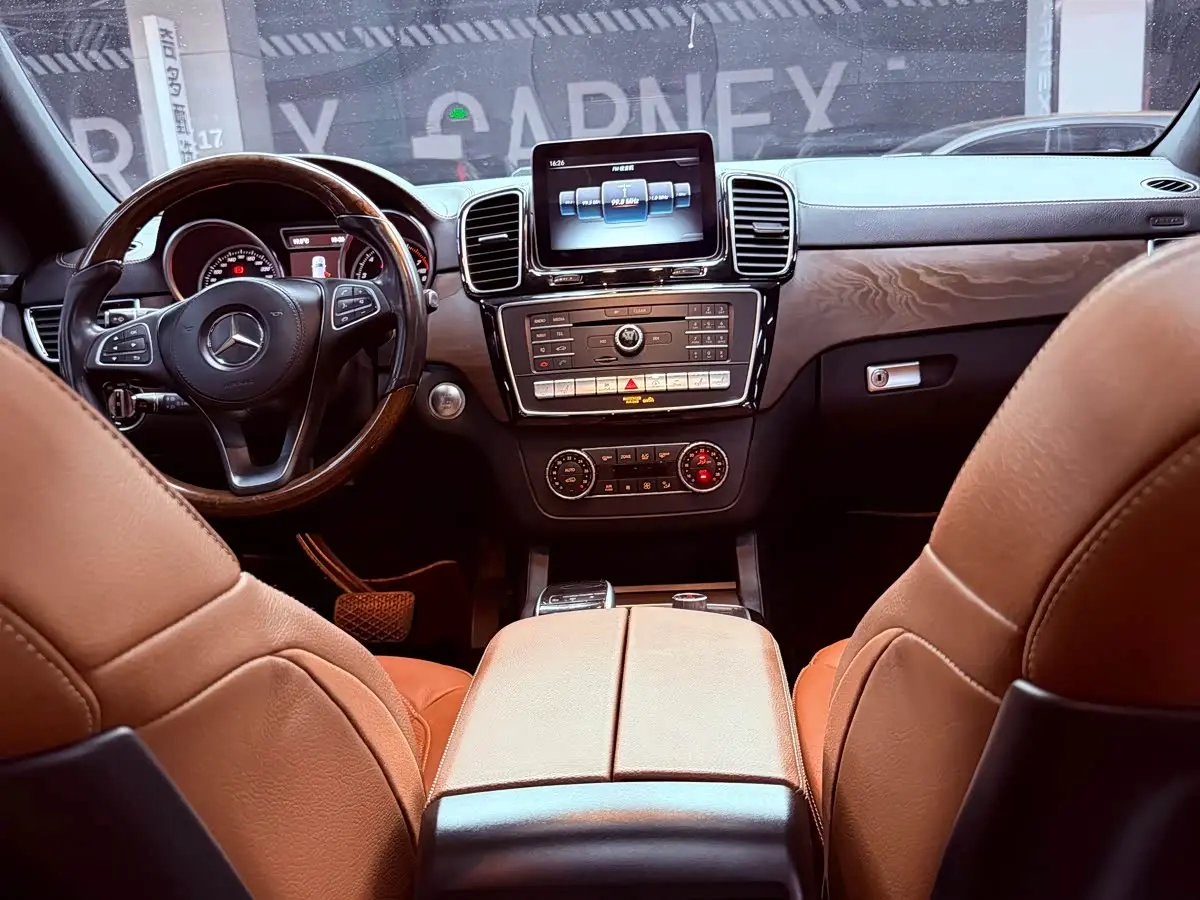 Mercedes-Benz GLS 2016 — Photo 16/20