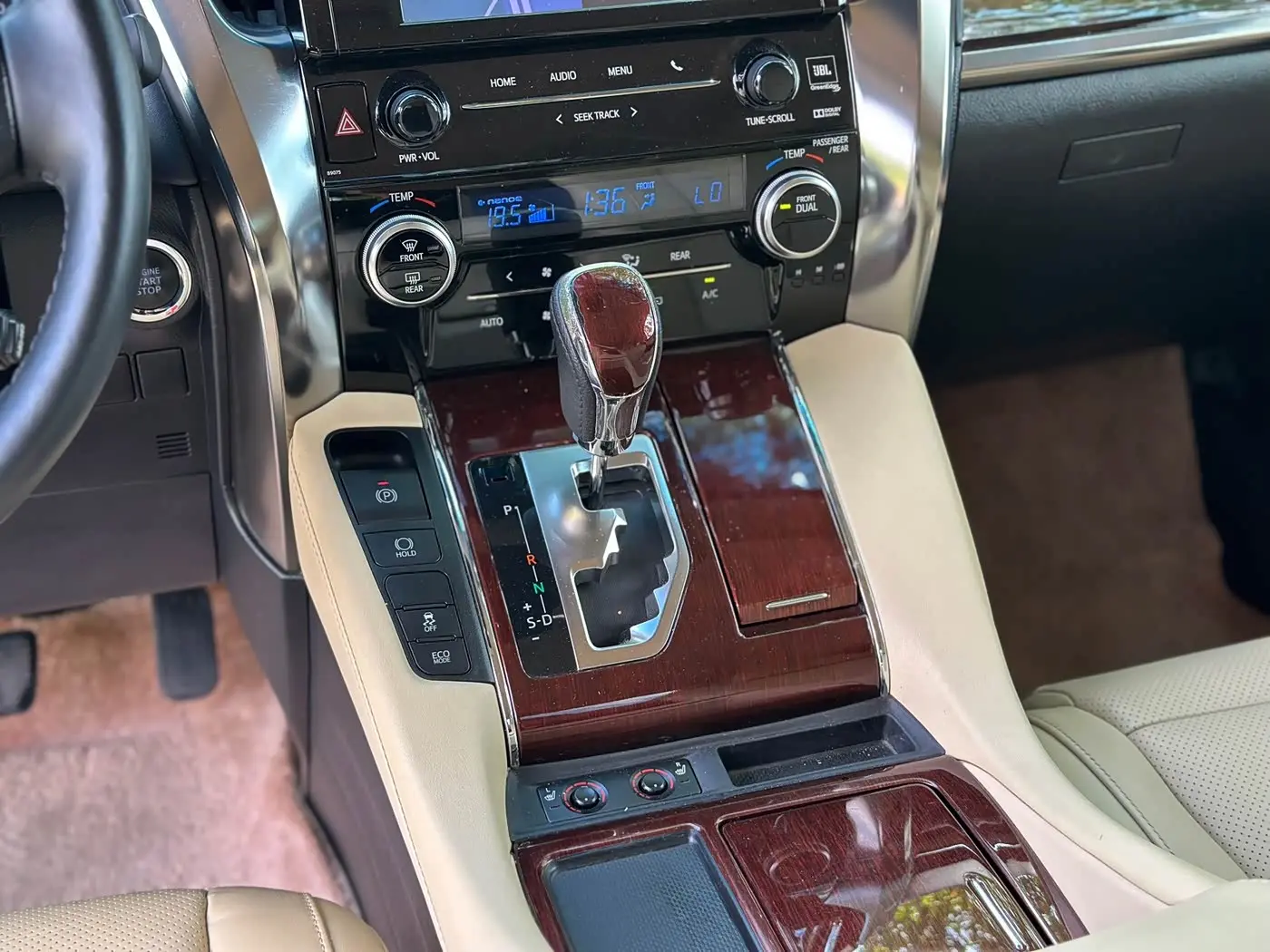 Toyota Alphard 2017 — Photo 17/19