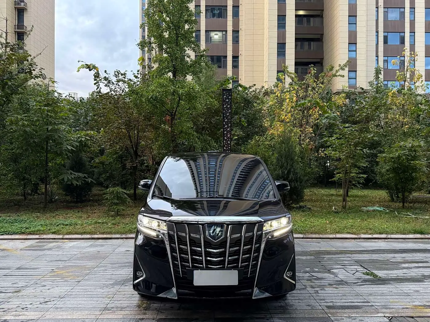 Toyota Alphard 2024 — Photo 3/16