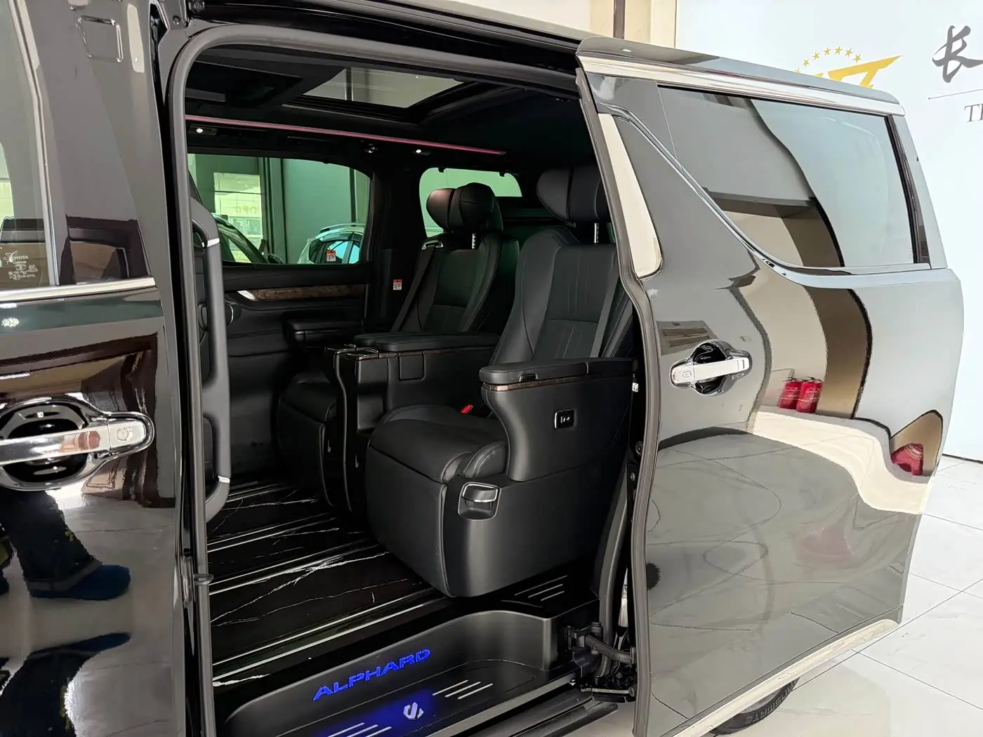 Toyota Alphard 2022 — Photo 8/20