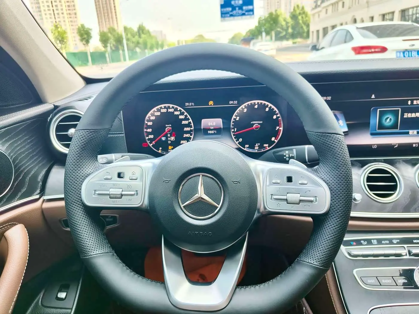 Mercedes-Benz E-Class 2018 — Photo 9/19