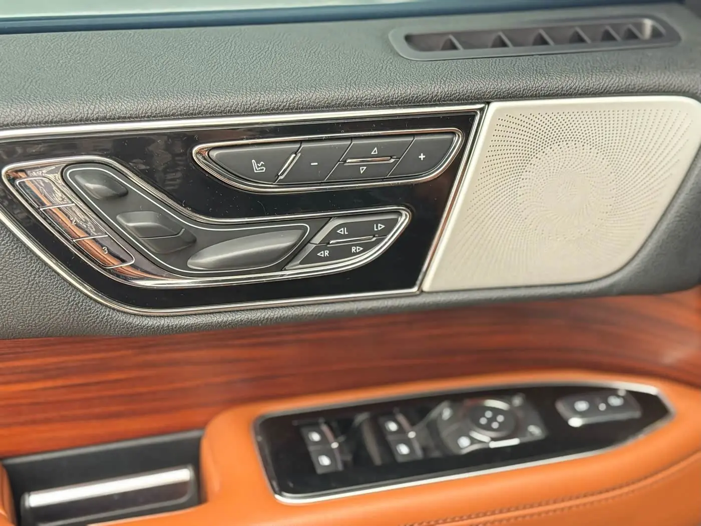 Lincoln Navigator 2020 — Photo 7/20