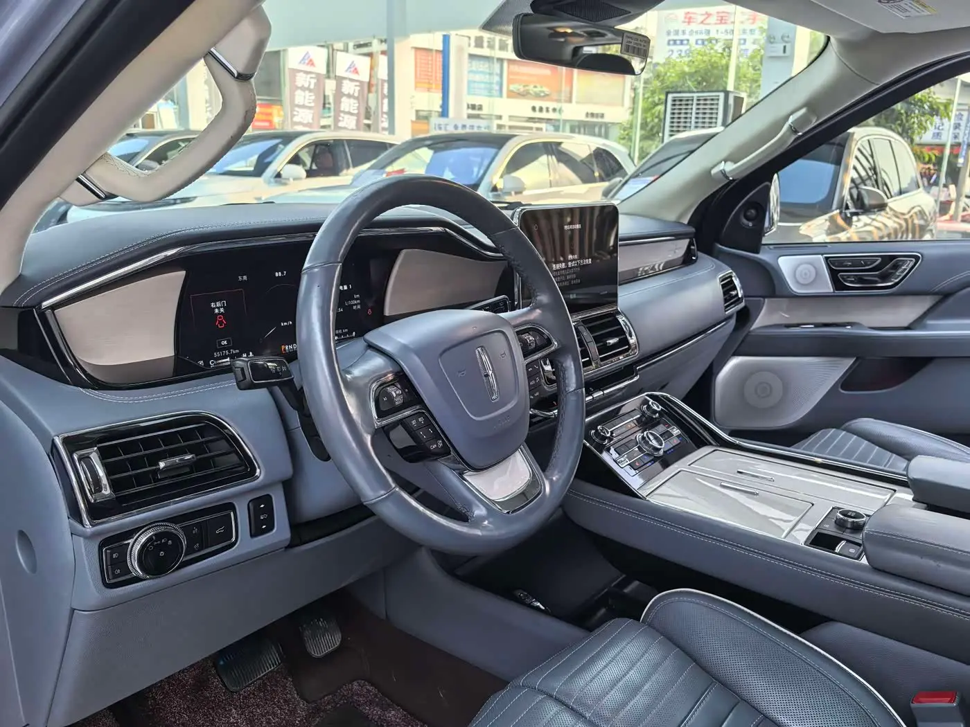 Lincoln Navigator 2023 — Photo 6/18