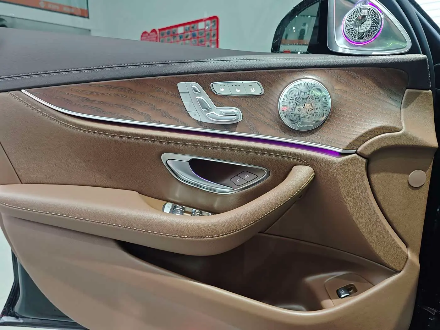 Mercedes-Benz E-Class 2023 — Photo 17/18
