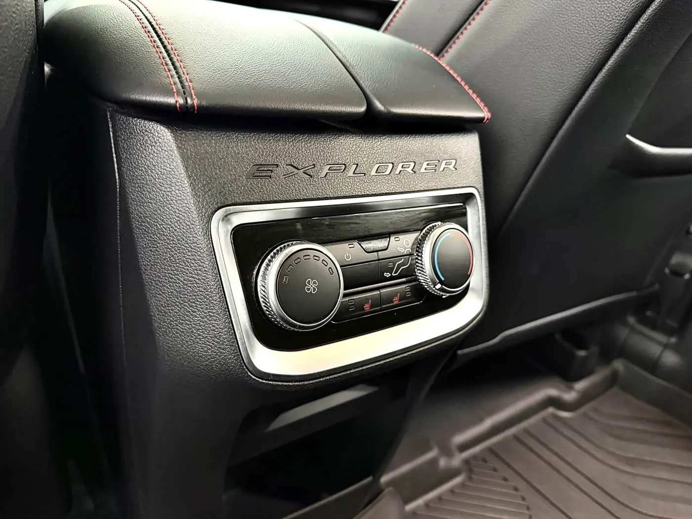 Ford Explorer 2023 — Photo 11/16