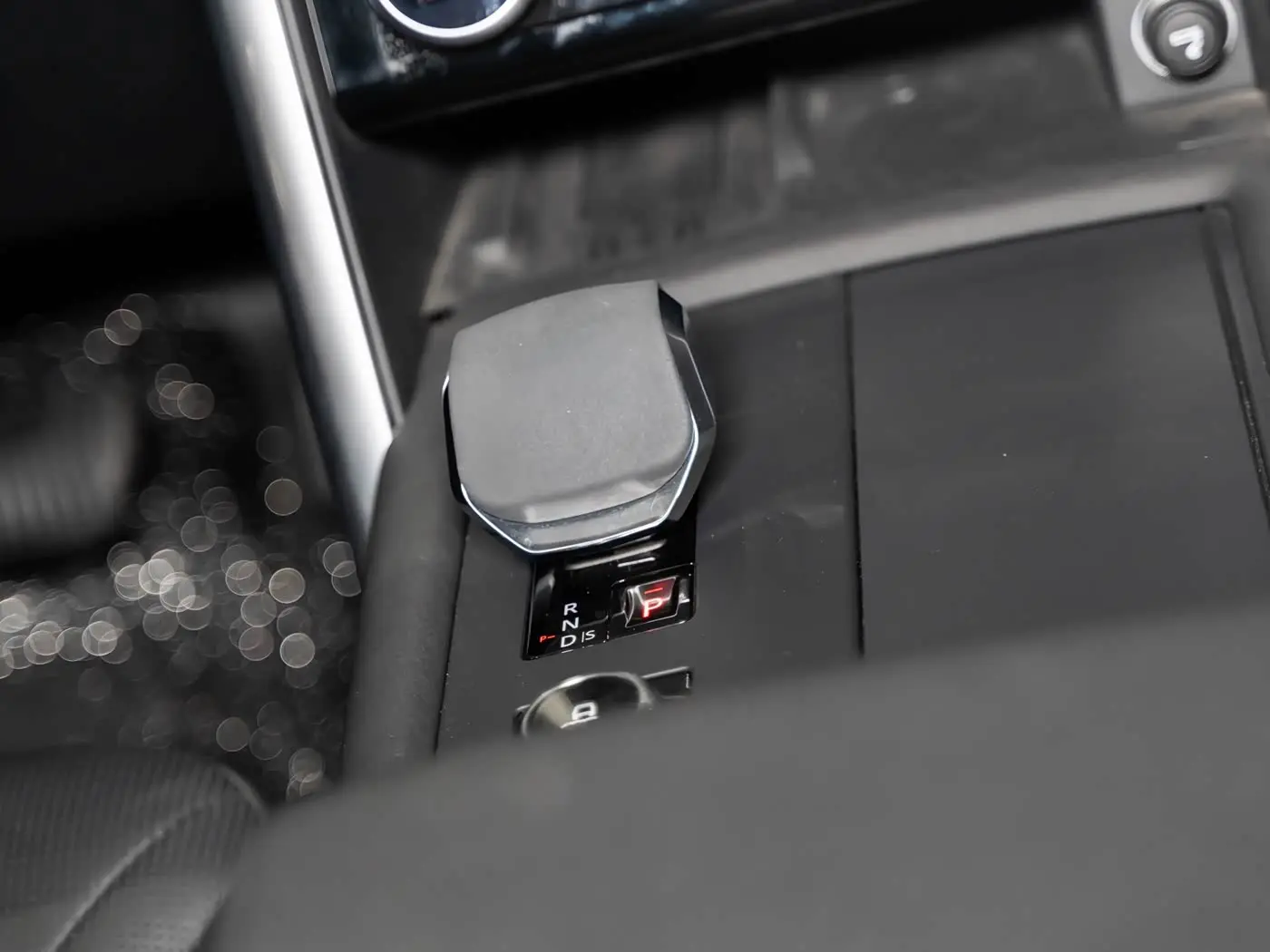 Land Rover Discovery 2024 — Photo 16/20