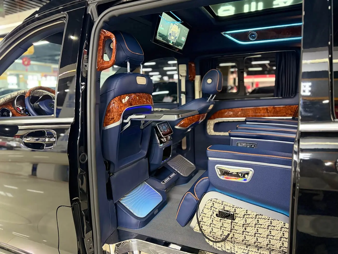 Mercedes-Benz V-Class 2024 — Фото 11/18