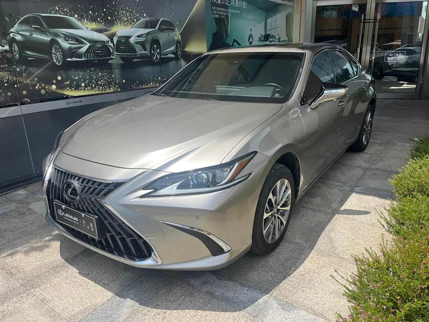 Lexus ES 2024 — Фото 1/18