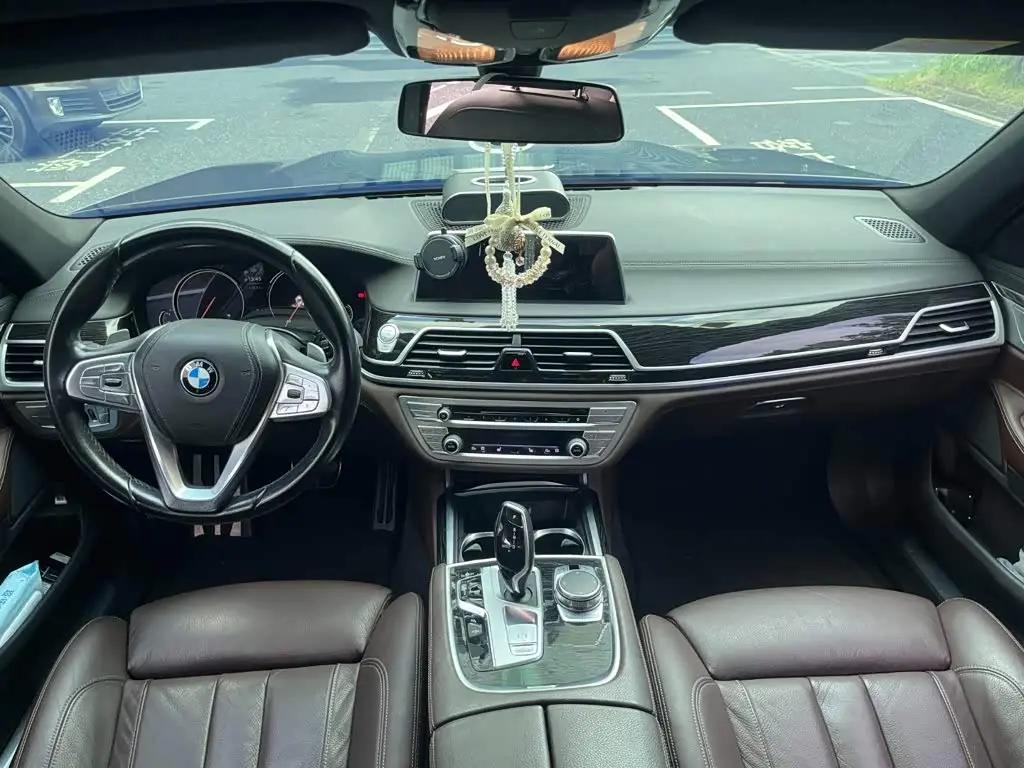 BMW 7 Series 2018 — Photo 6/15
