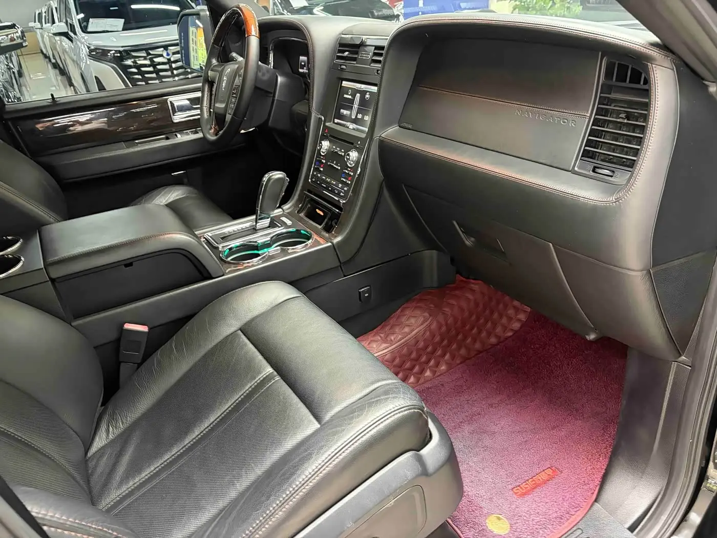 Lincoln Navigator 2016 — ფოტო 15/18