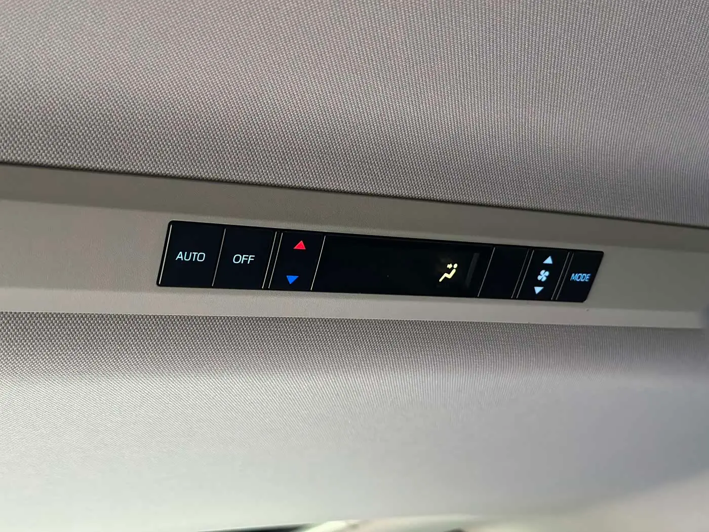 Toyota Sienna 2023 — Photo 16/17