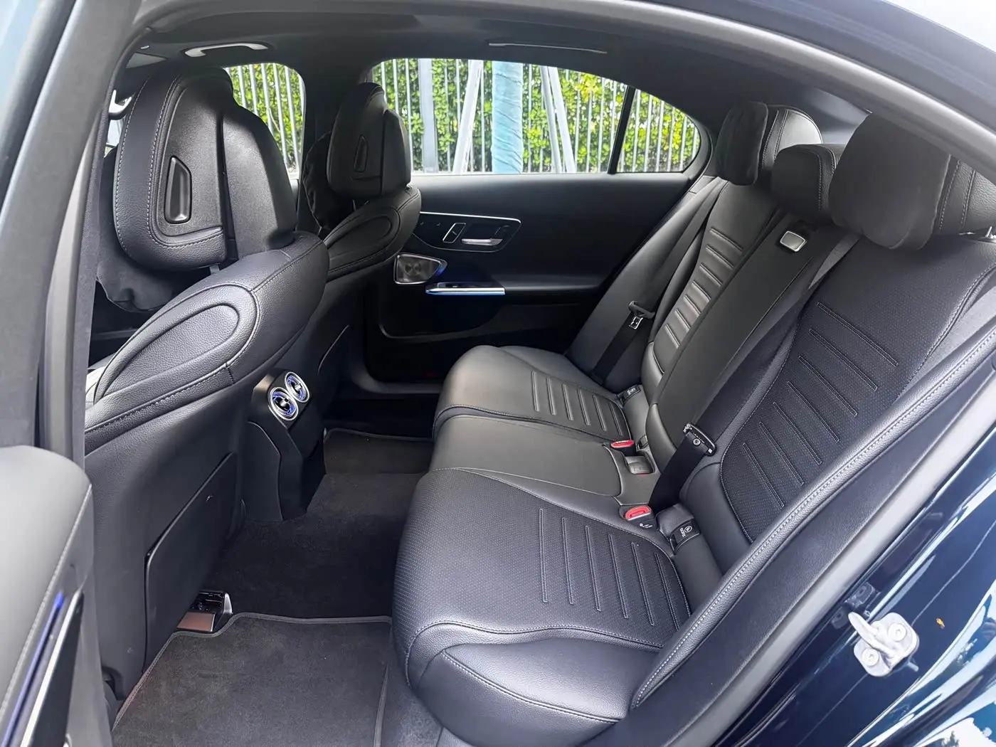 Mercedes-Benz C-Class 2025 — Photo 5/12