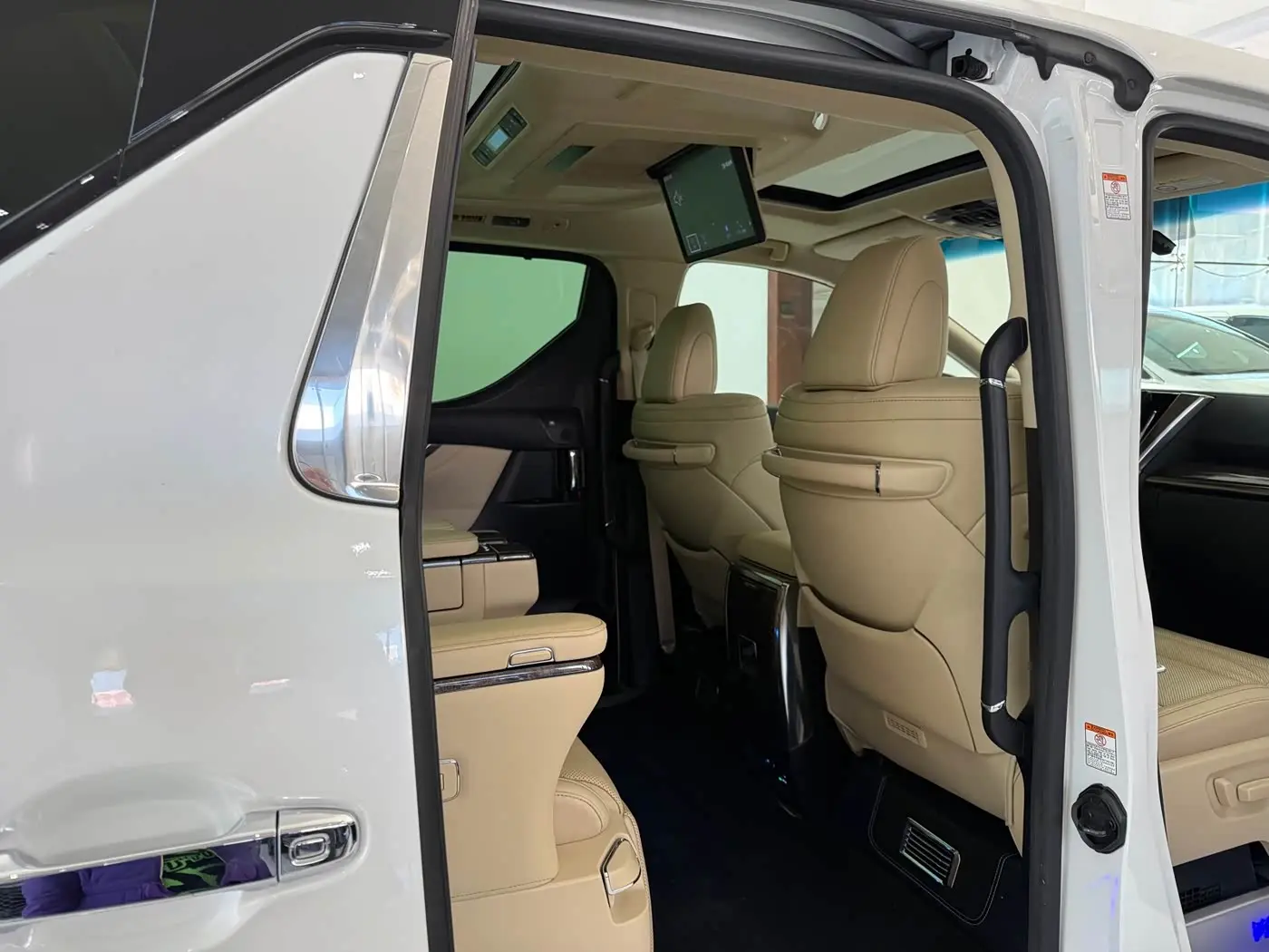 Toyota Vellfire 2021 — Photo 12/18