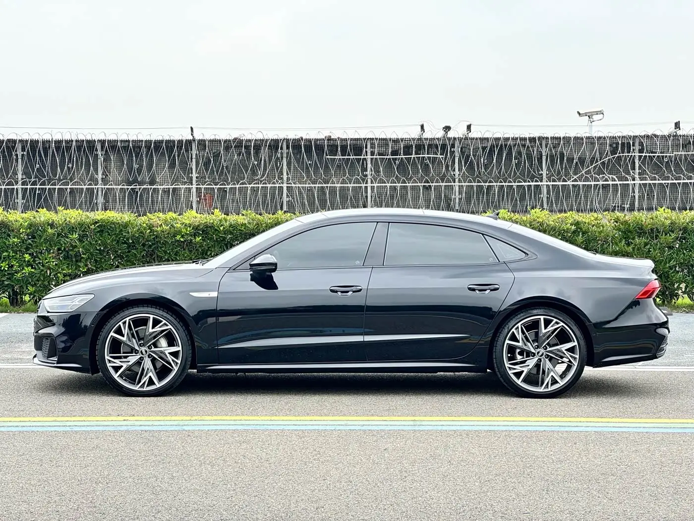 Audi A7L 2023 — Фото 4/20