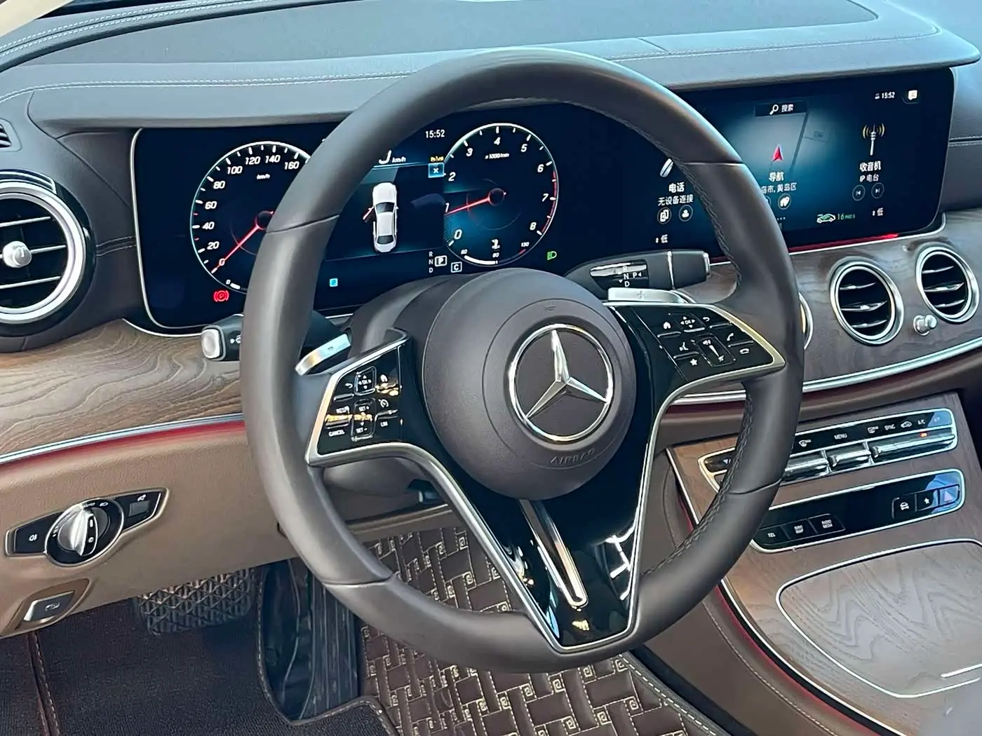 Mercedes-Benz E-Class 2023 — Photo 5/20