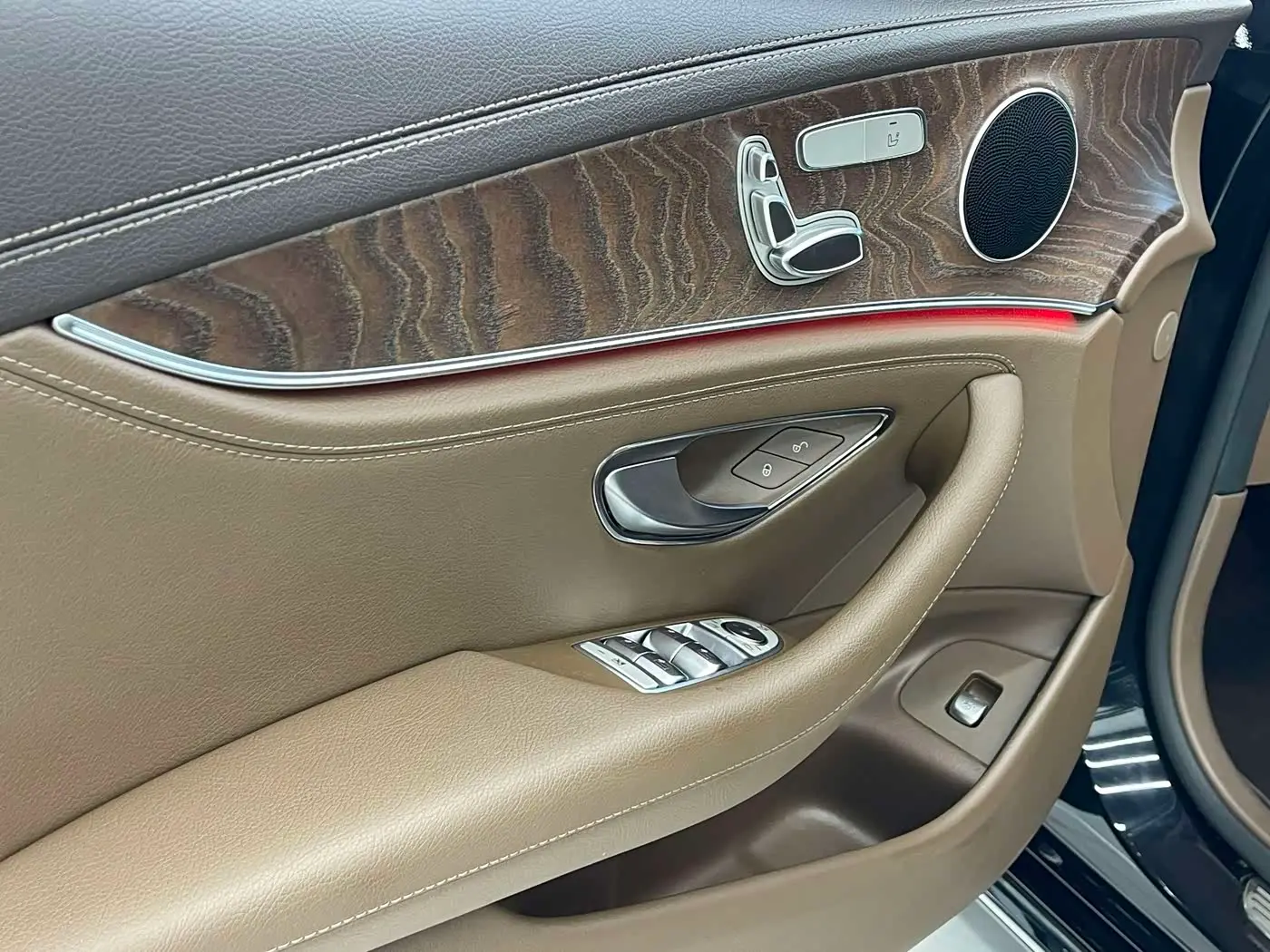 Mercedes-Benz E-Class 2023 — Photo 12/20