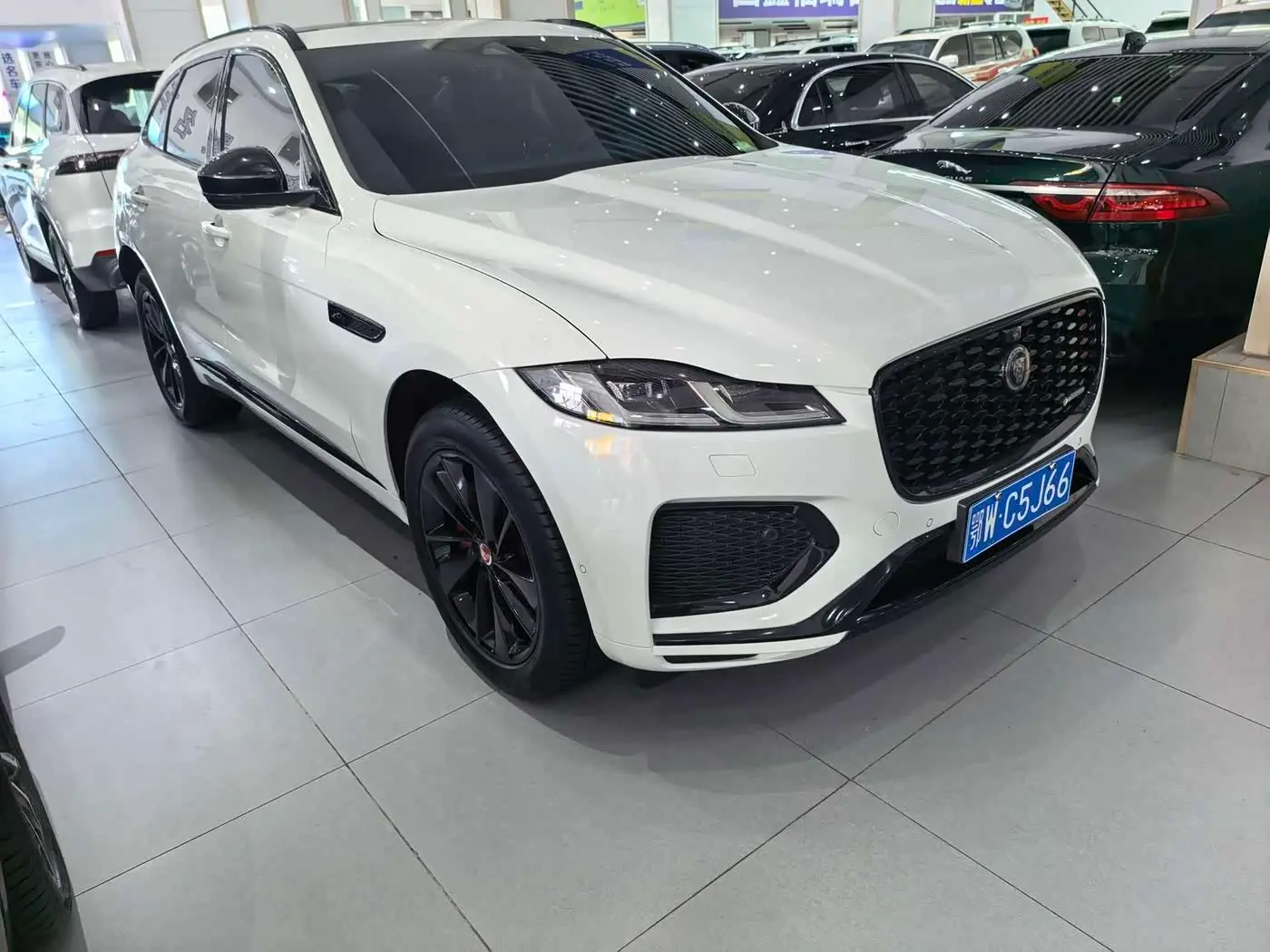 Jaguar F-PACE 2023 — Photo 4/8