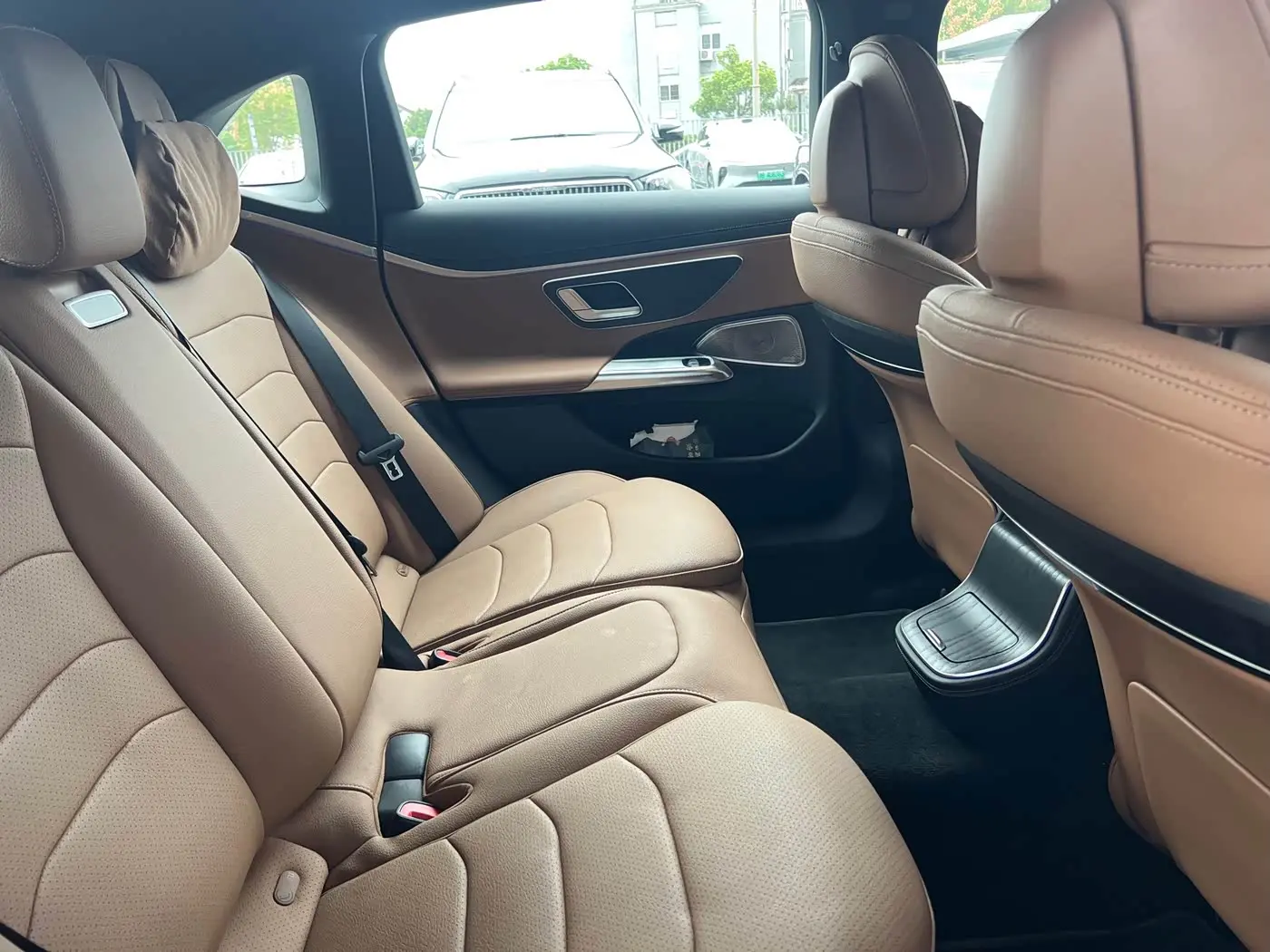 Mercedes-Benz E-Class 2023 — Photo 10/17