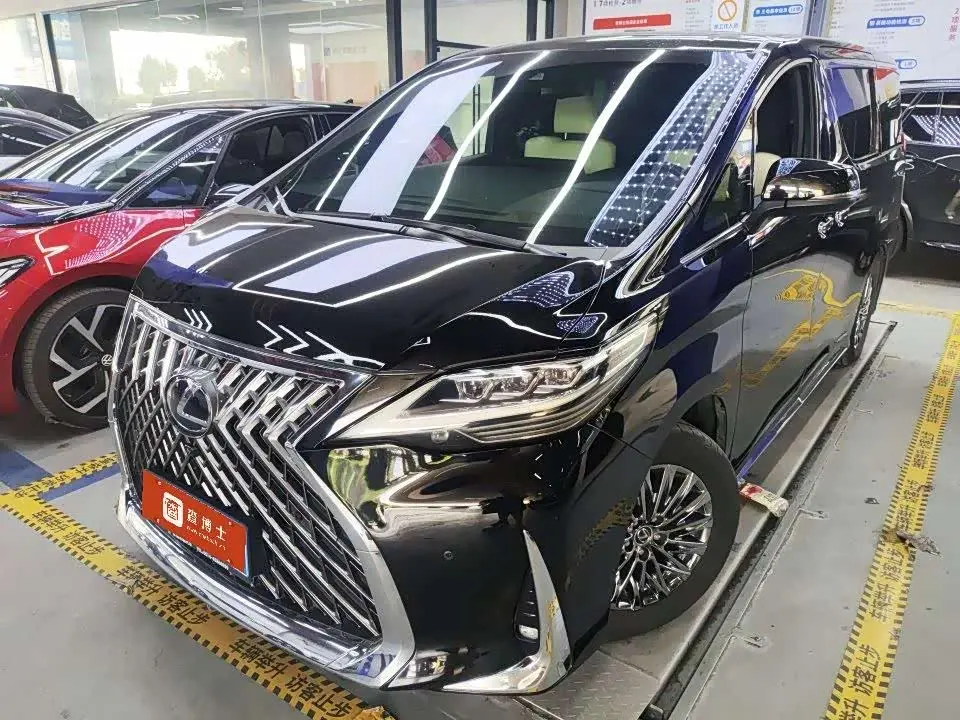 Lexus LM 2020 — Photo 2/13