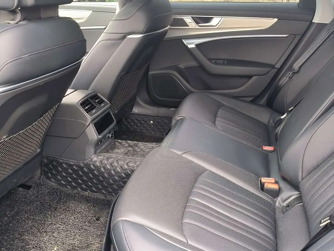 Audi A6L 2025 — Photo 6/9
