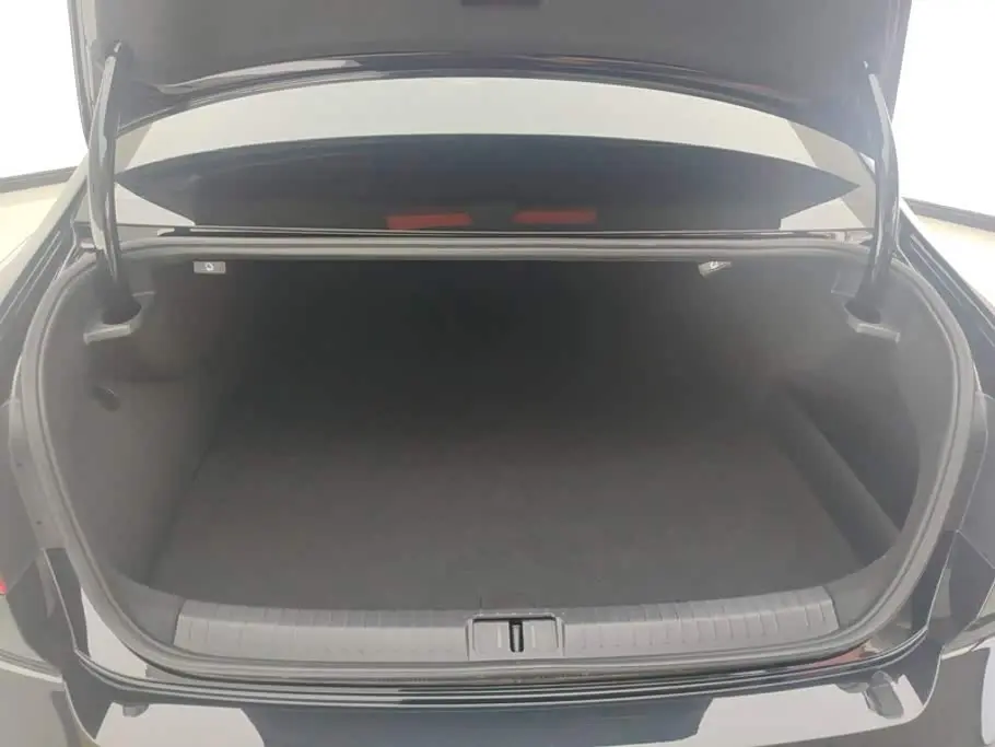 Volkswagen Magotan GTE Plug-in Hybrid 2023 — Photo 4/16