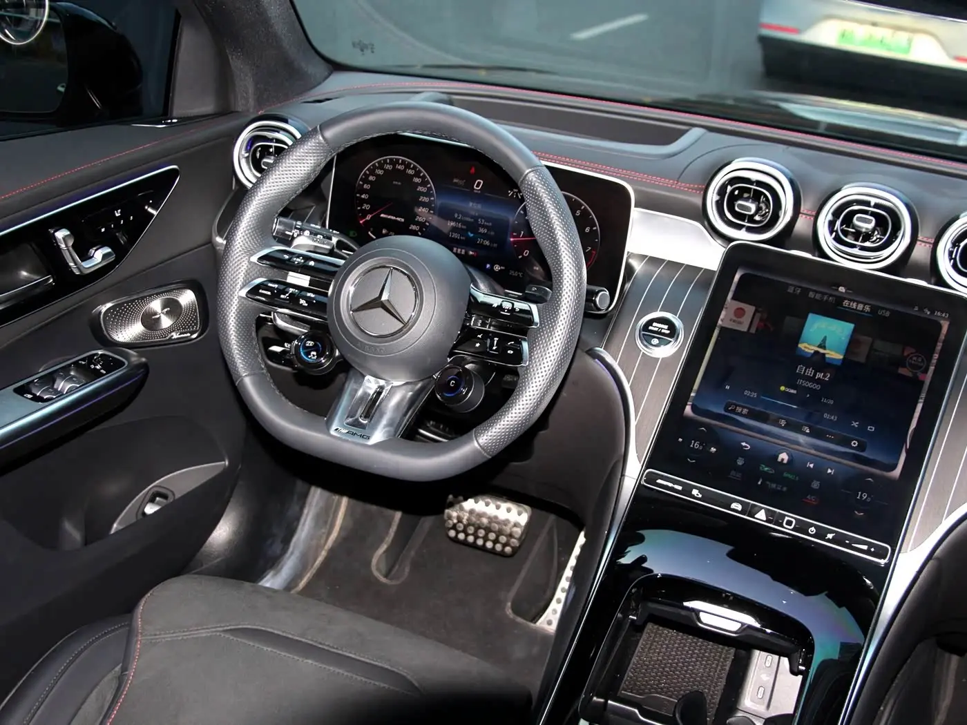 Mercedes-Benz GLC AMG 2025 — Фото 13/17