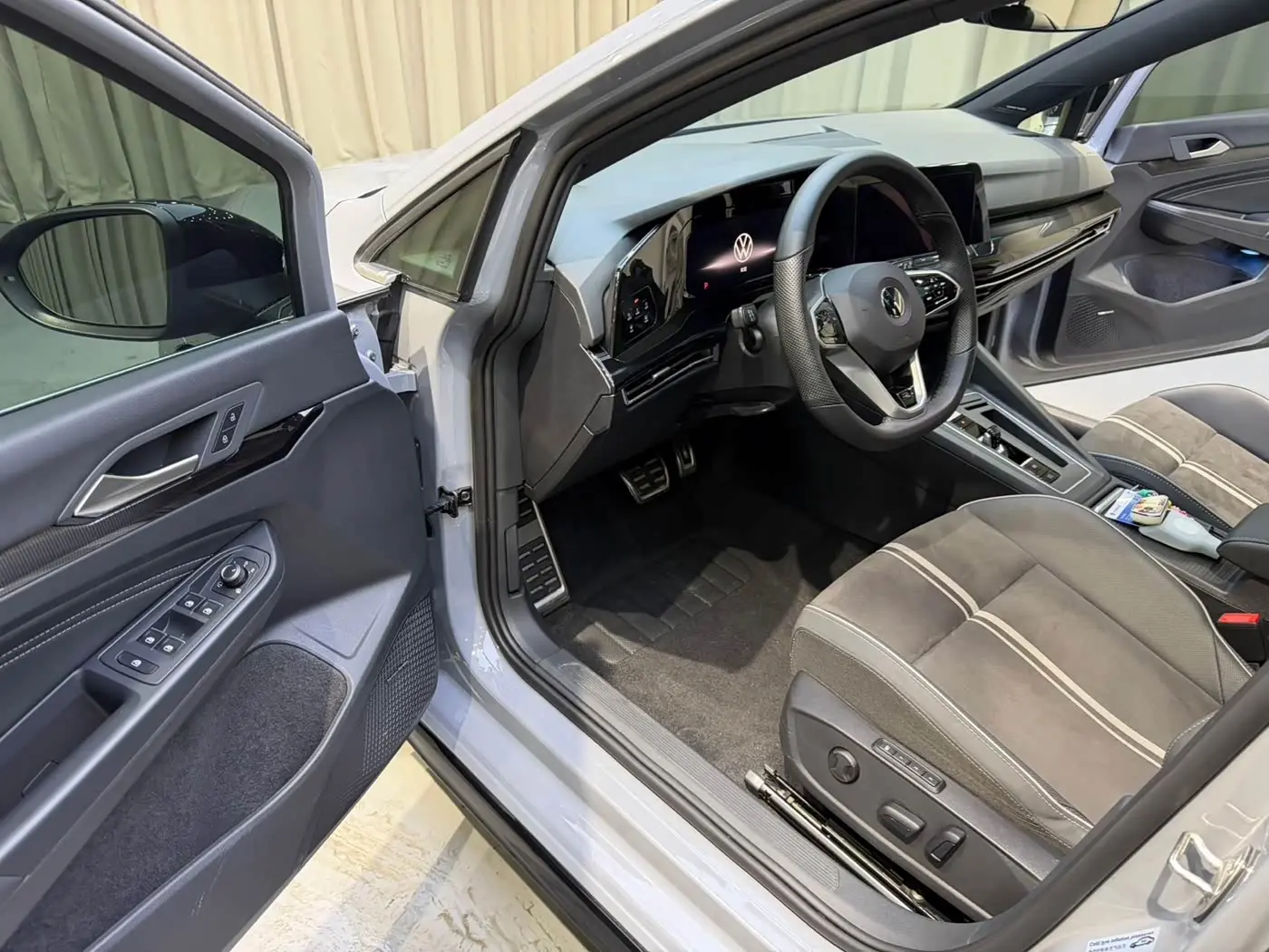 Volkswagen Golf 2023 — Photo 9/17