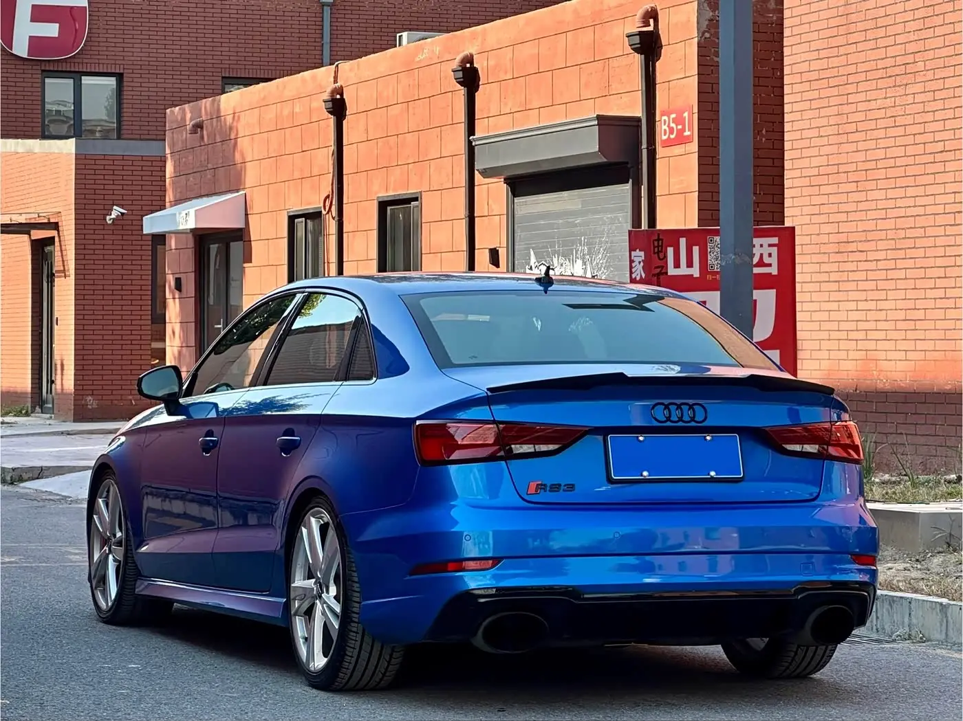 Audi RS 3 2018 — Фото 4/15