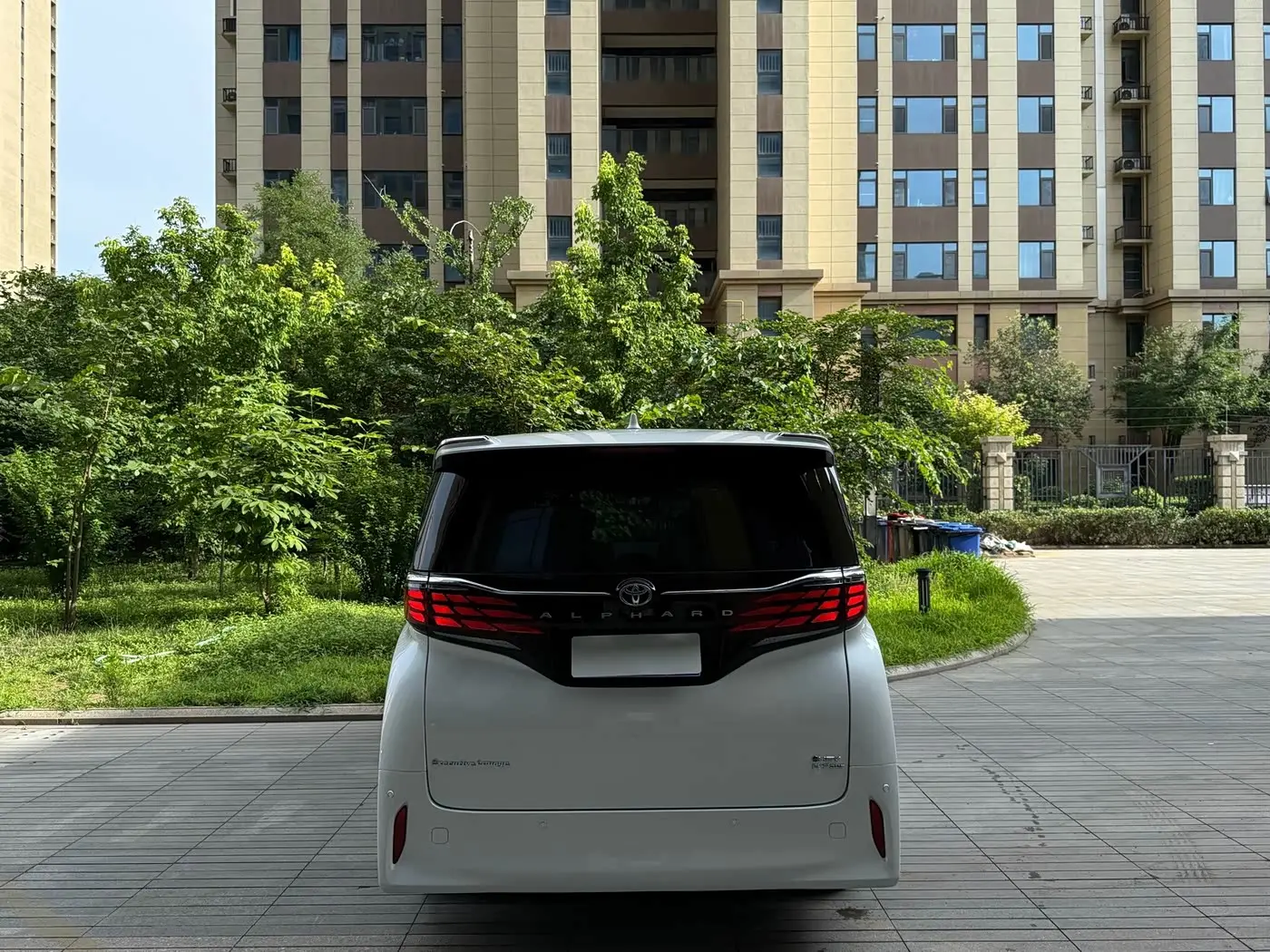 Toyota Alphard 2023 — Photo 6/17