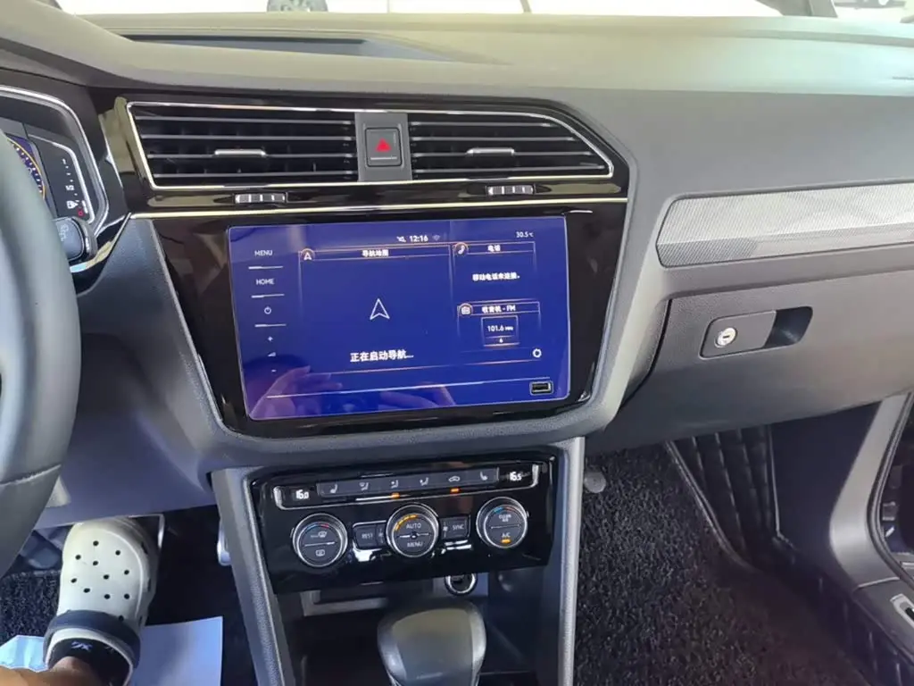 Volkswagen Tiguan L 2021 — Photo 13/20