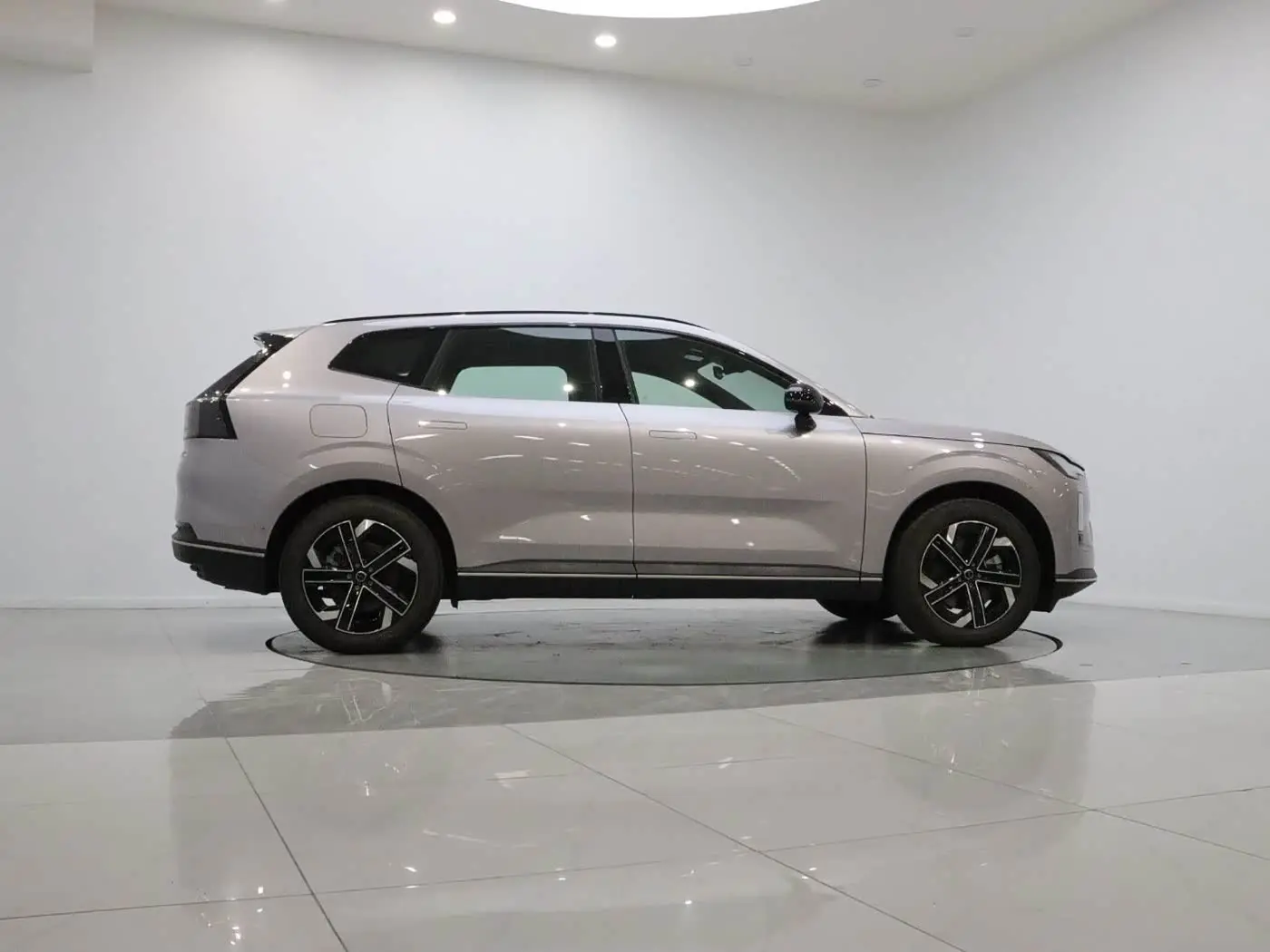 Volvo XC70 Plug-in Hybrid 2025 — Фото 8/20