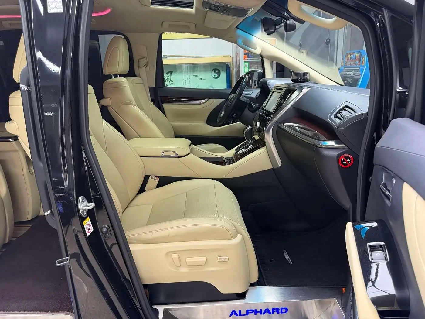 Toyota Alphard 2018 — Photo 13/20