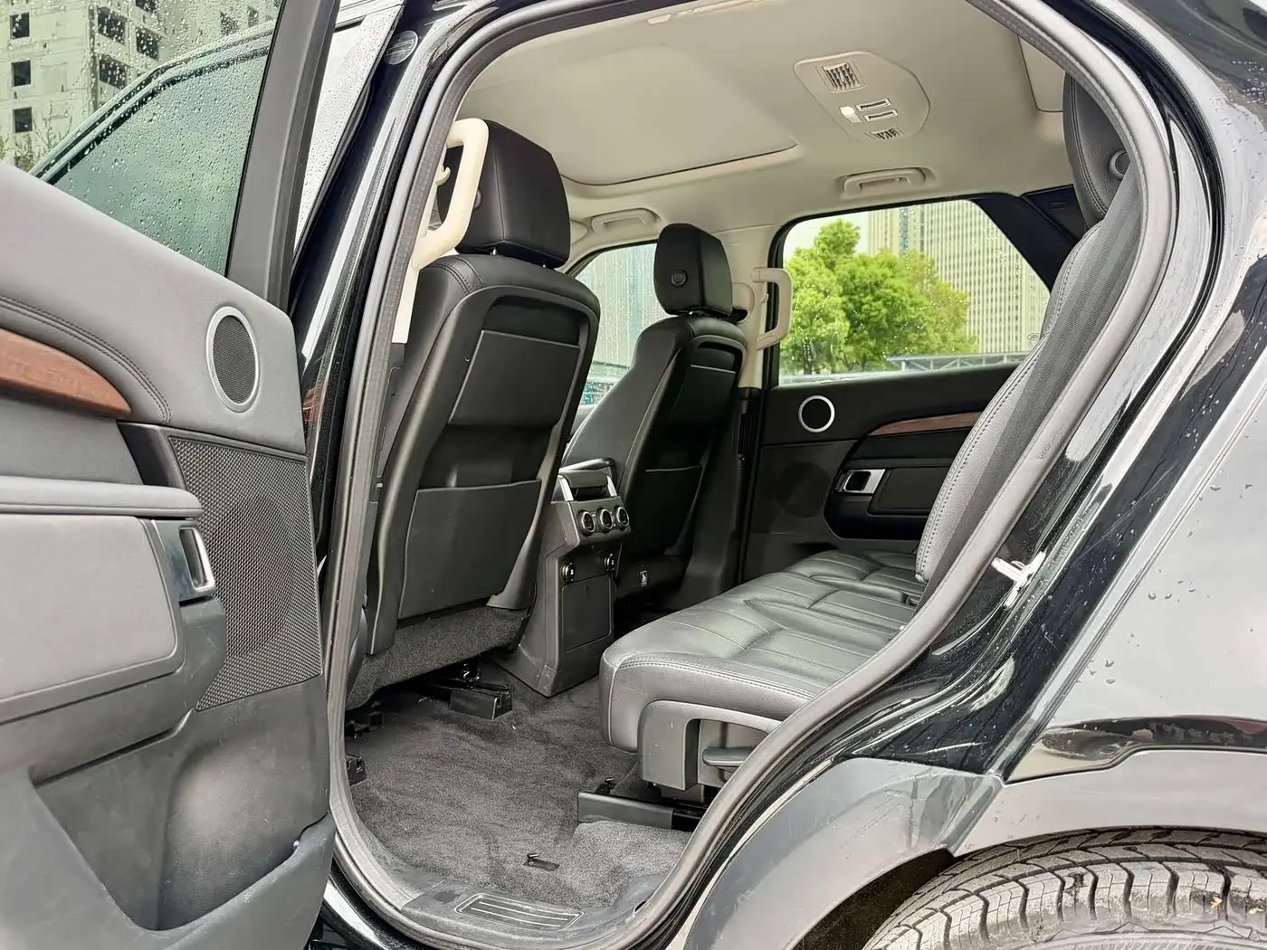 Land Rover Discovery 2020 — Photo 13/17