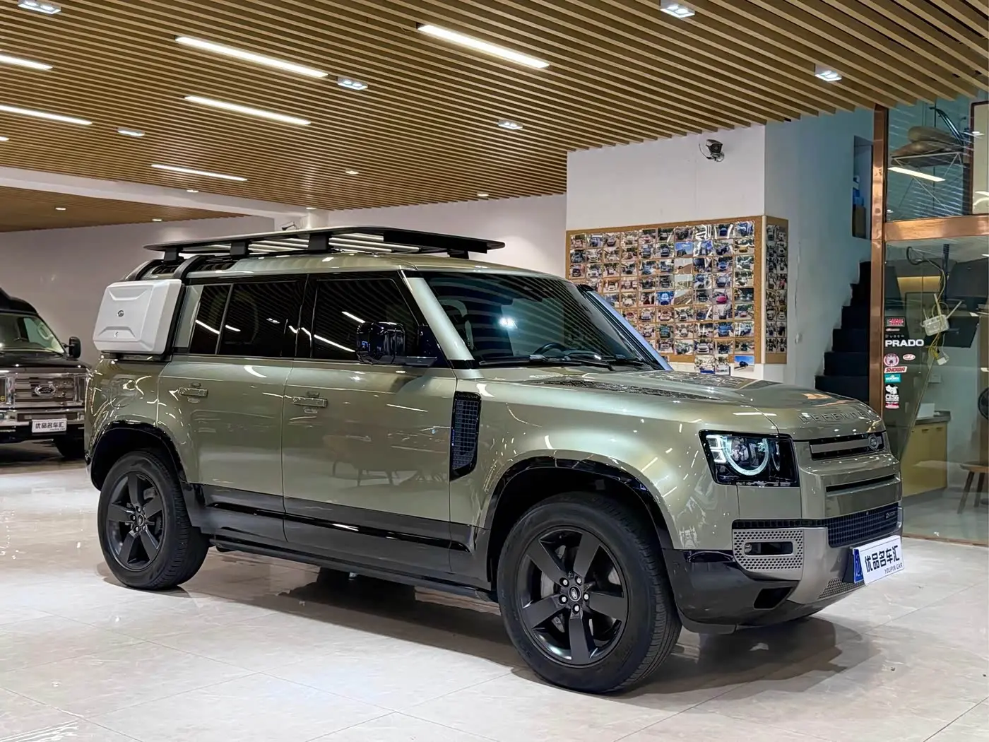 Land Rover Defender 2021 — Фото 3/20