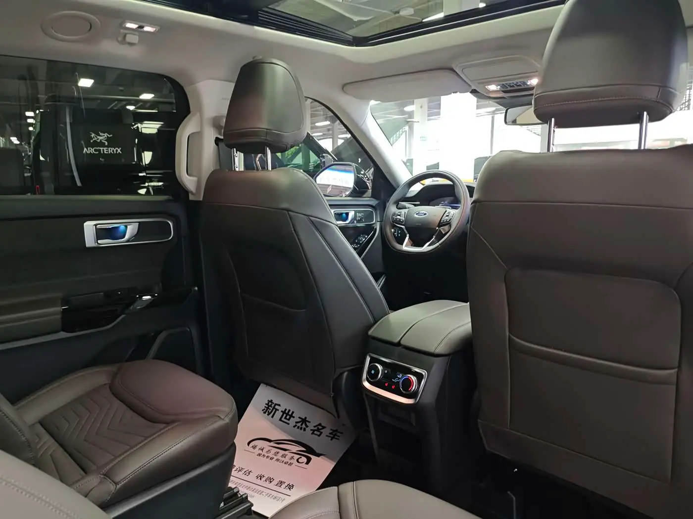 Ford Explorer 2024 — Photo 11/17