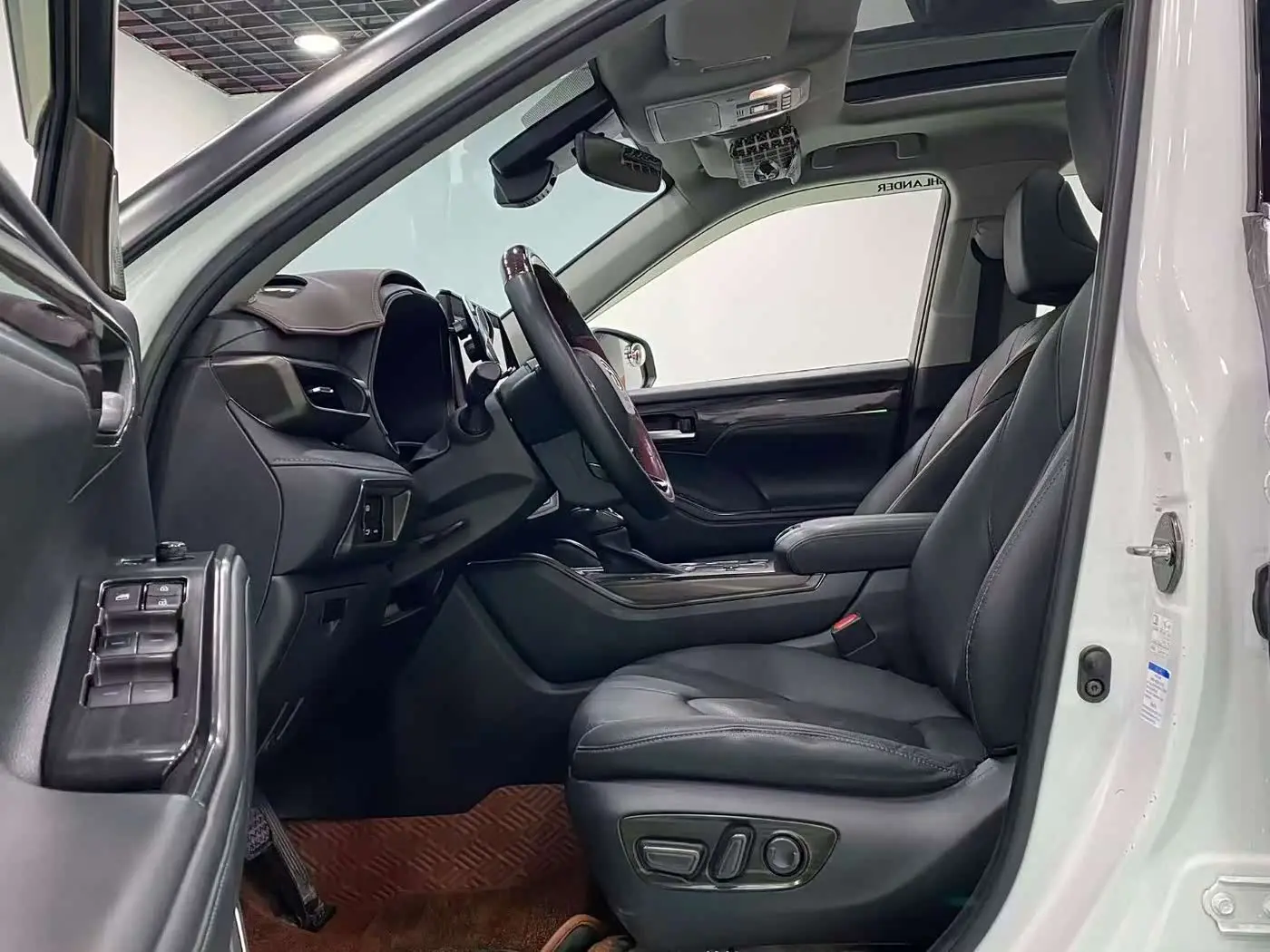 Toyota Highlander 2021 — Photo 4/8