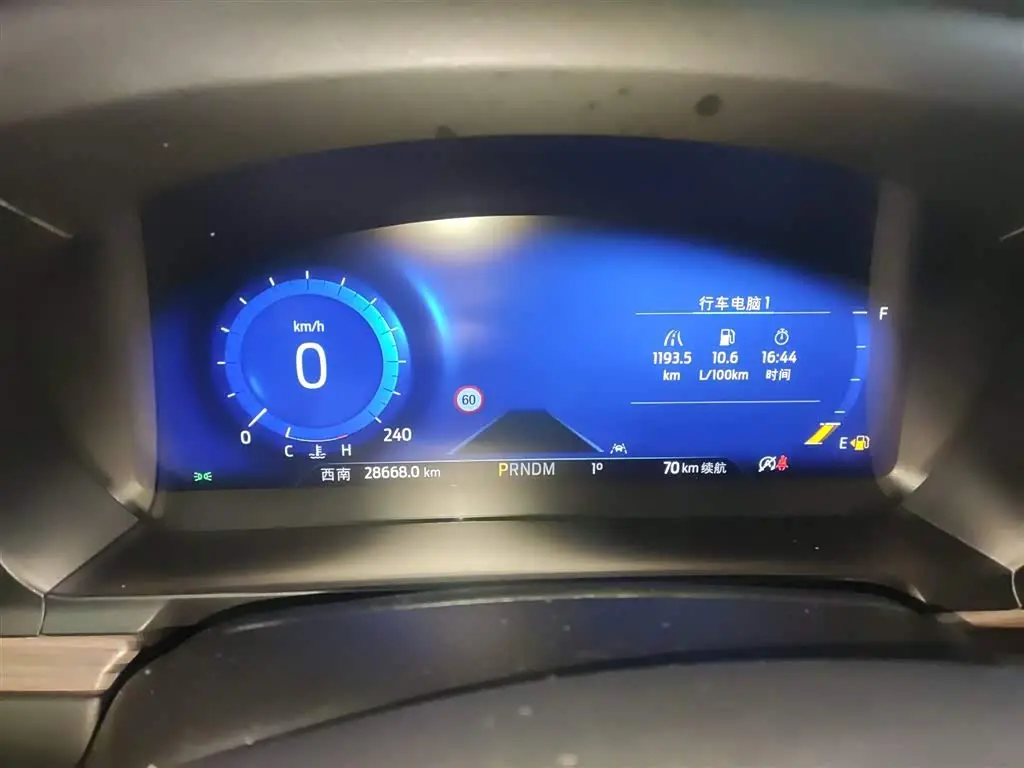 Ford Explorer 2021 — Photo 8/20