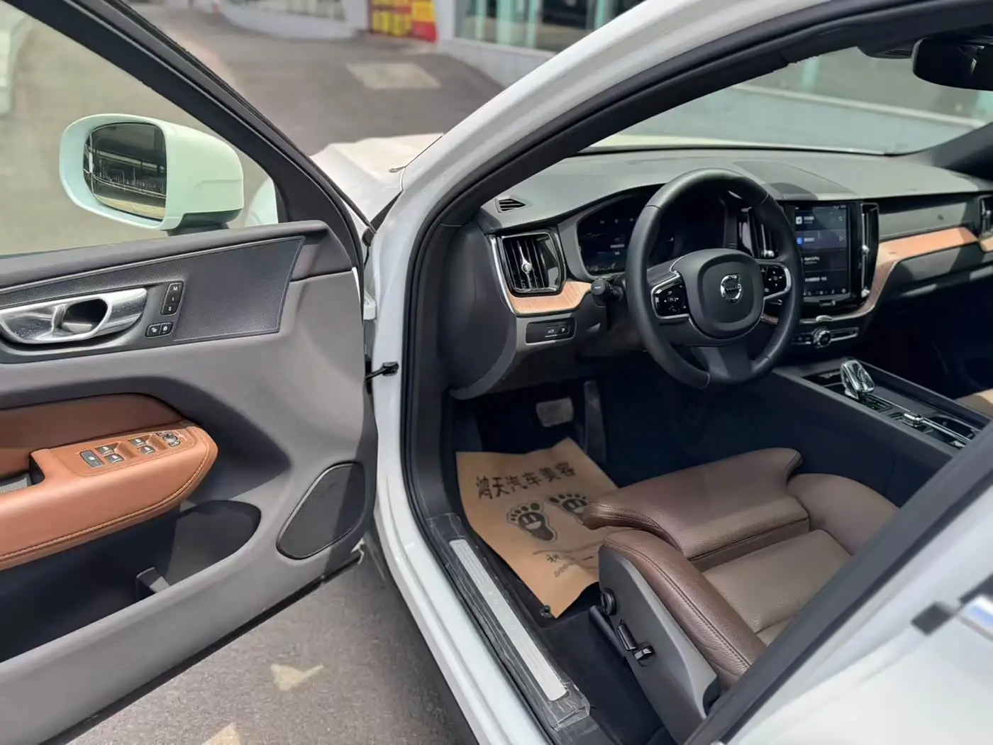 Volvo XC60 Plug-in Hybrid 2025 — Фото 4/13