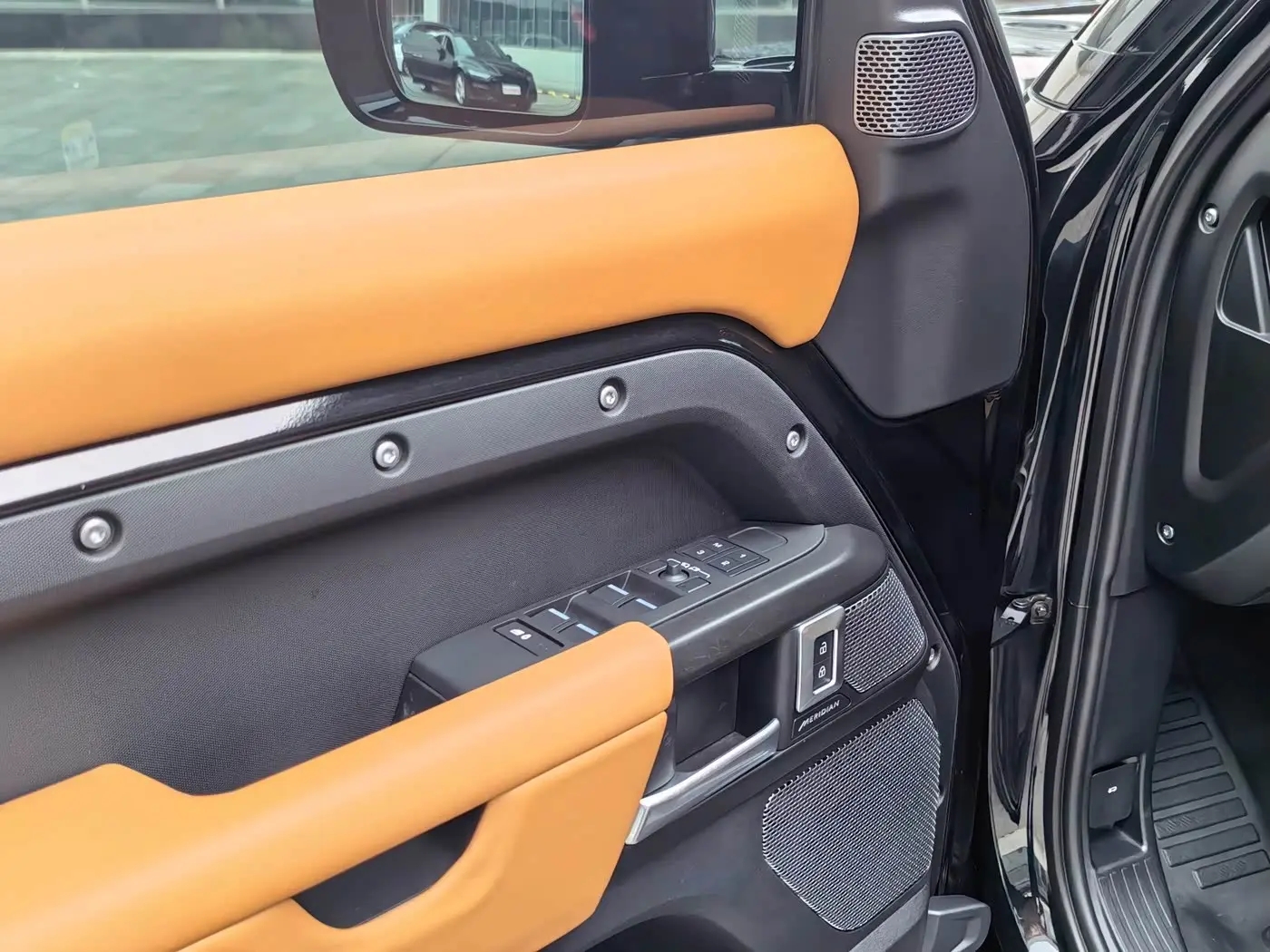 Land Rover Defender 2023 — Photo 10/20