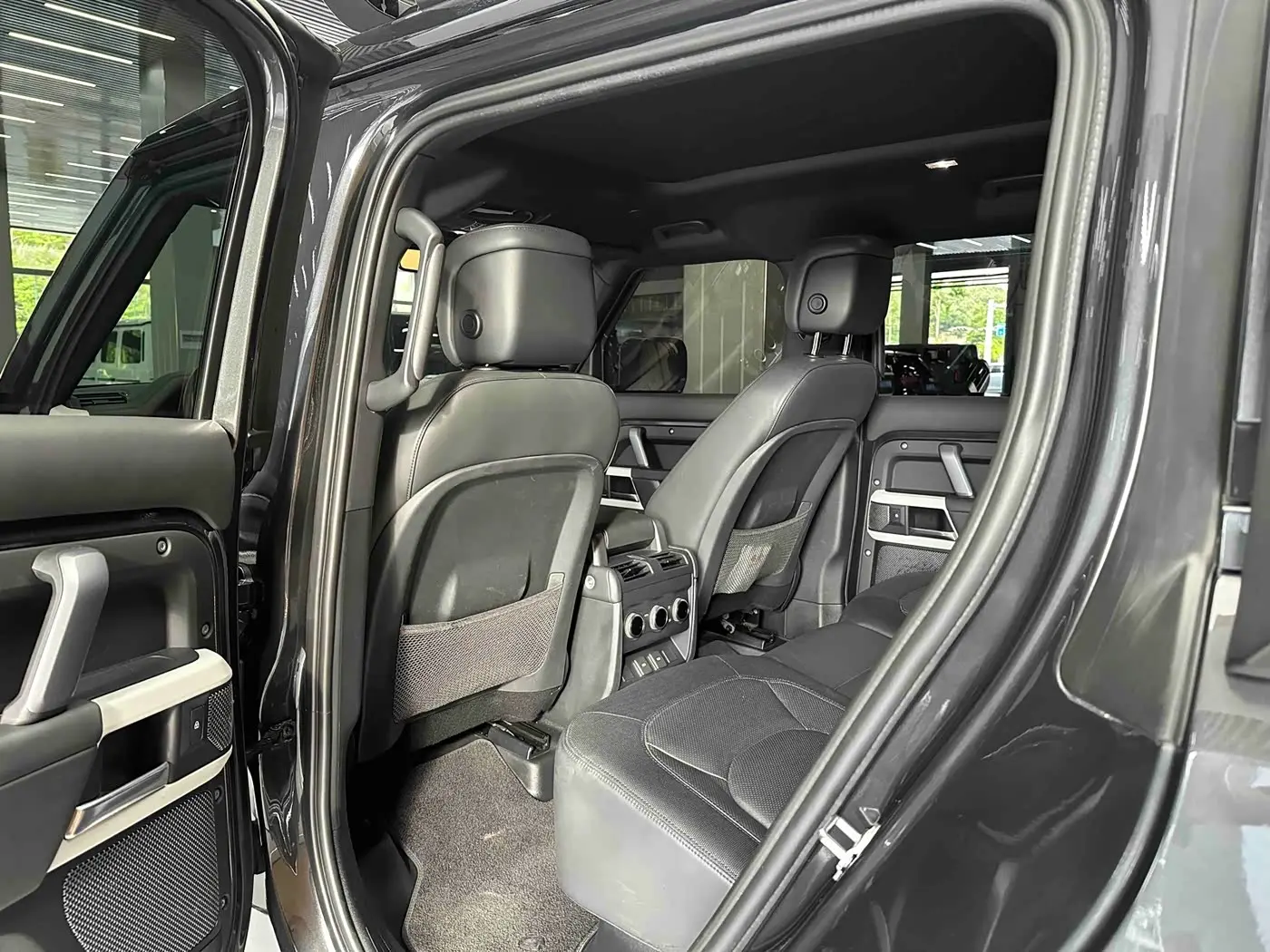 Land Rover Defender 2023 — Photo 6/12