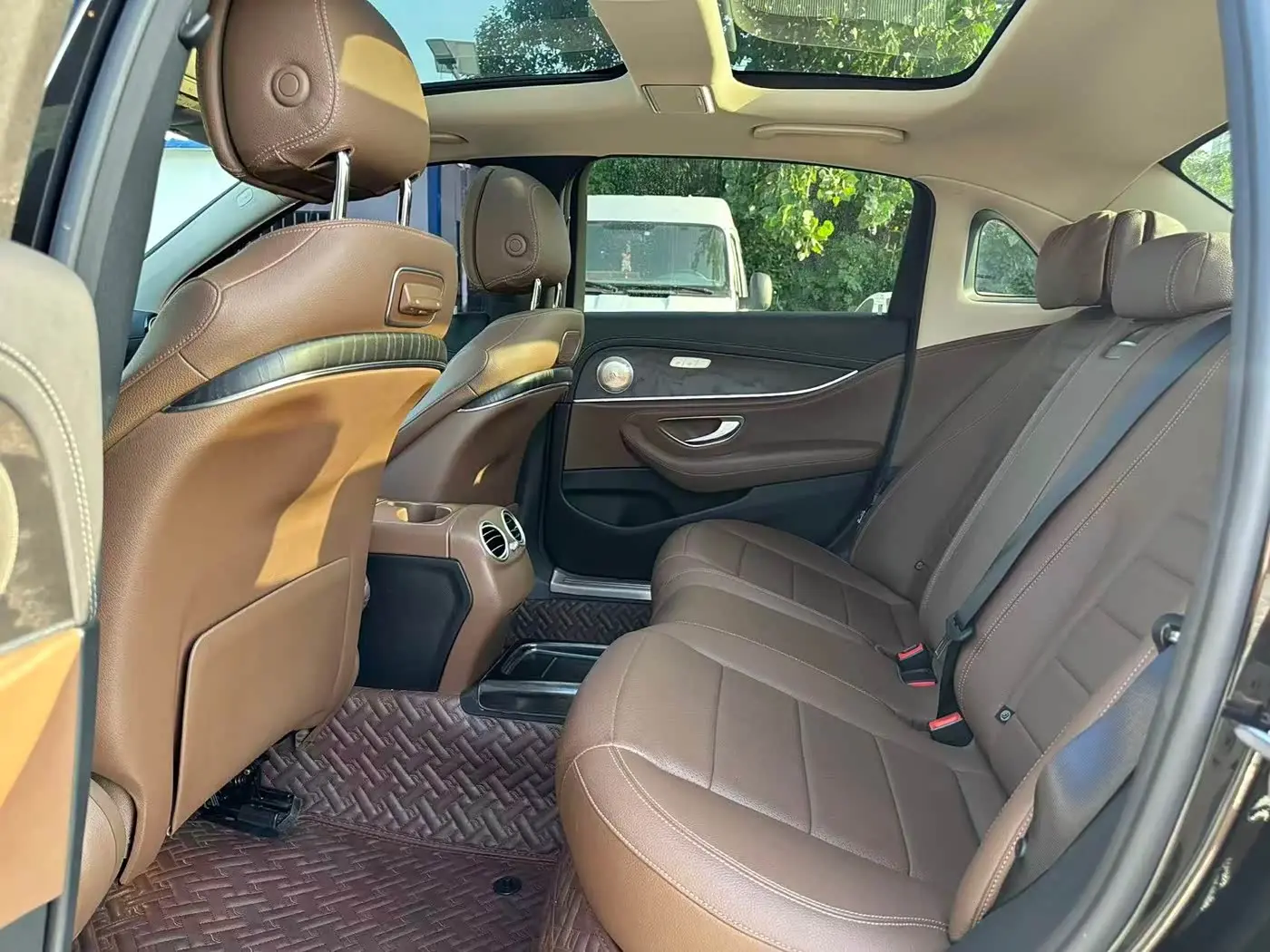 Mercedes-Benz E-Class 2019 — Photo 6/10