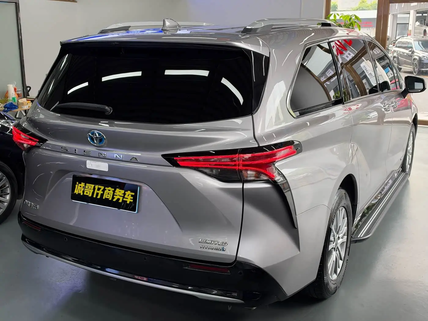 Toyota Sienna 2022 — Фото 16/17
