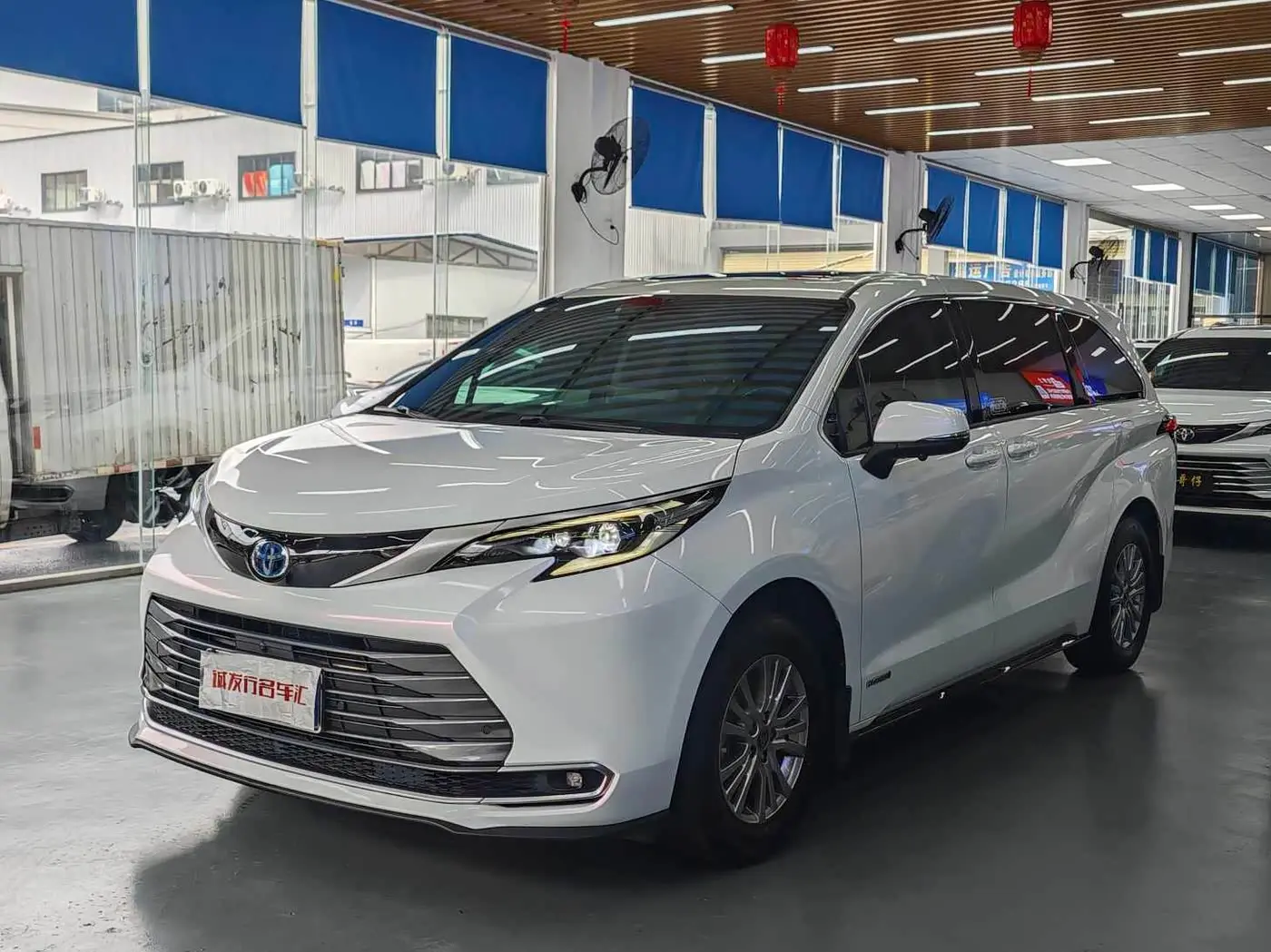 Toyota Sienna 2023 — Photo 1/20