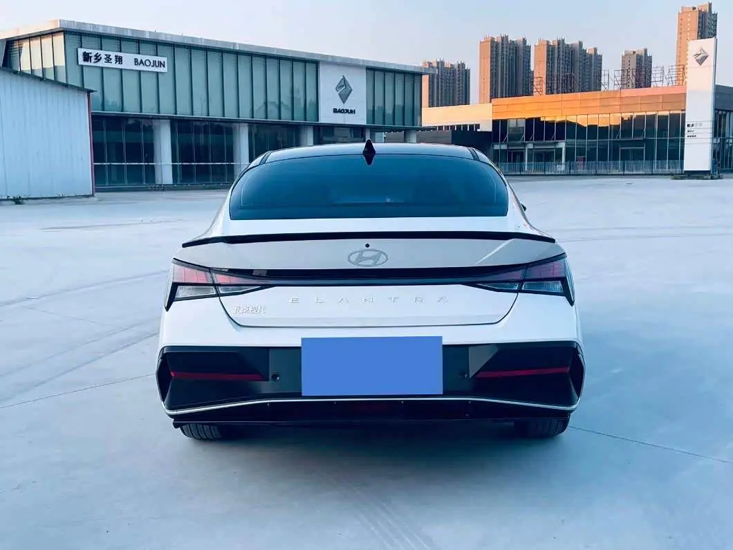 Hyundai Elantra 2023 — Photo 5/10
