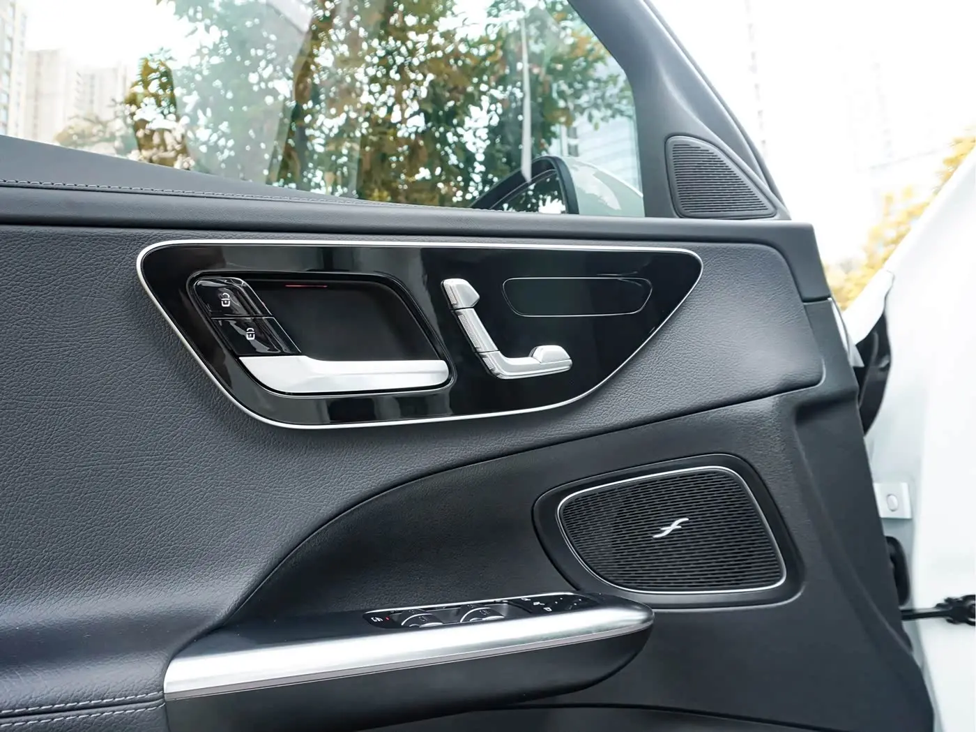 Mercedes-Benz C-Class 2025 — Photo 16/20