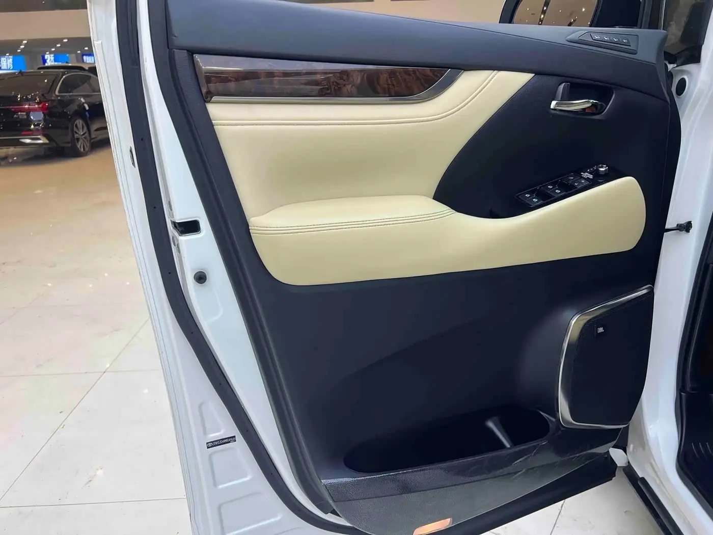 Toyota Alphard 2021 — Photo 10/20