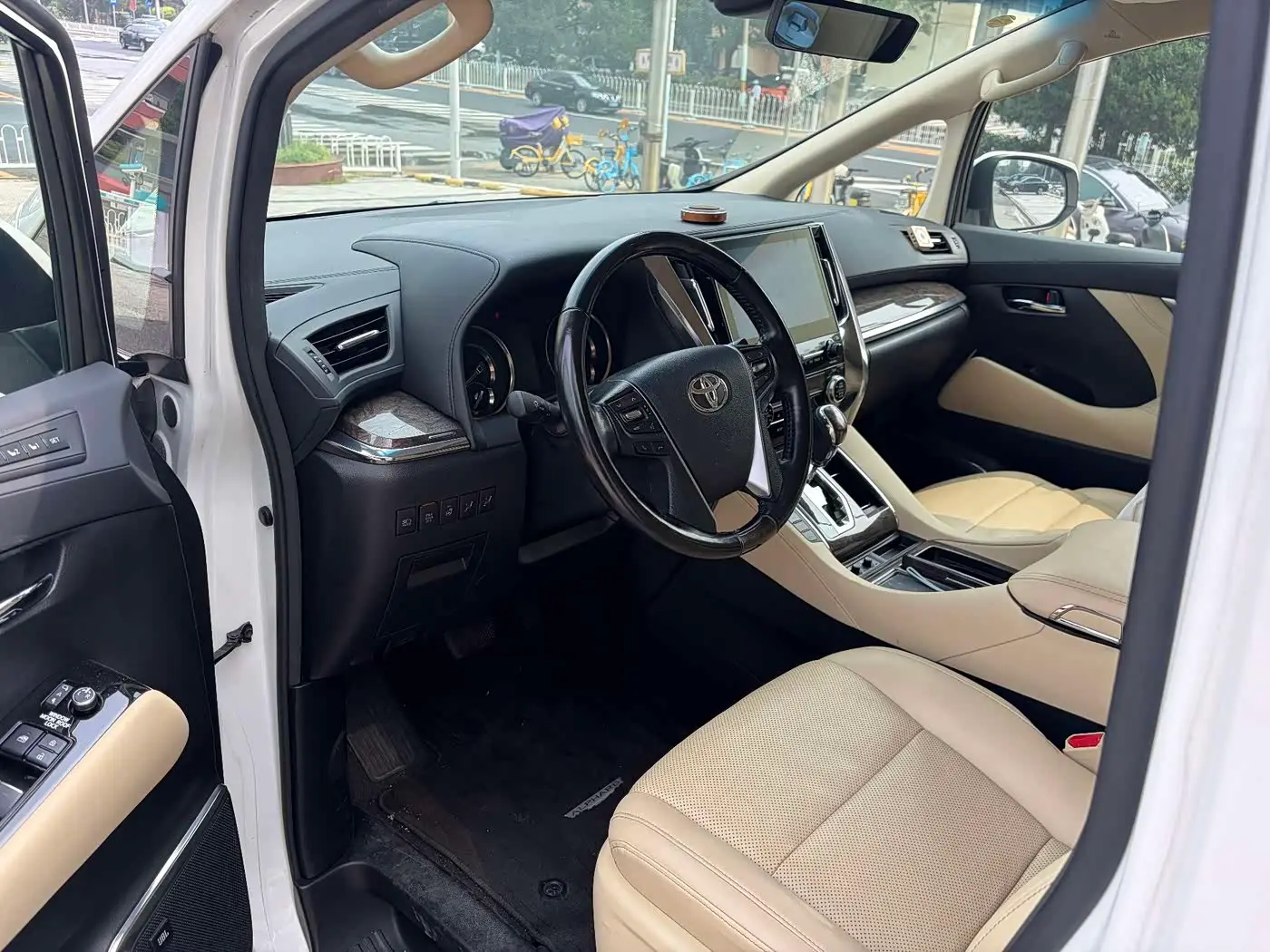 Toyota Alphard 2021 — Photo 14/15